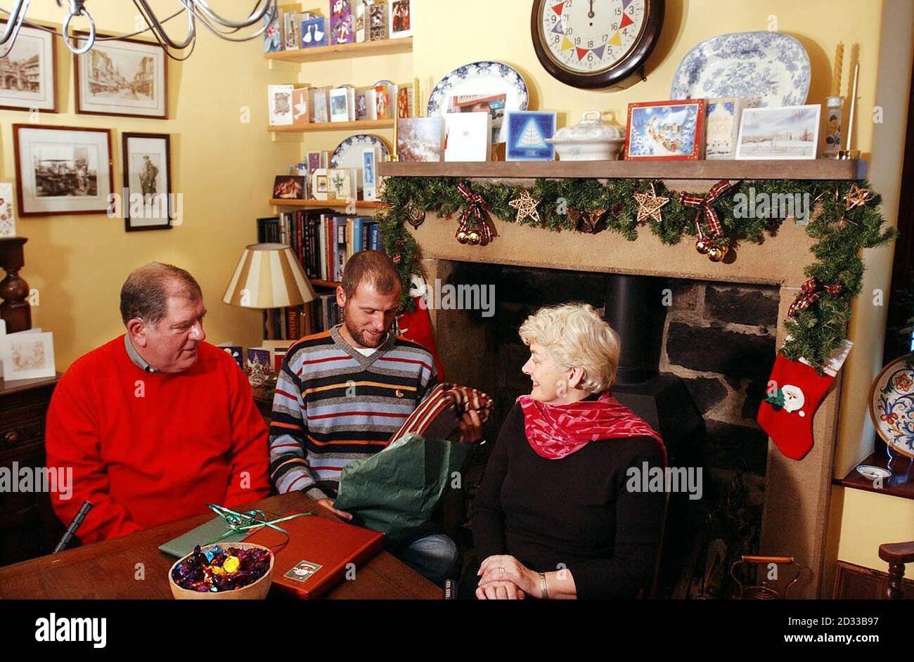 Befreit Geisel Mark Henderson mit seiner Mutter Sharelle und Vater Christopher in ihrem Haus in Pateley Bridge, North Yorkshire. Herr Henderson, 32, flog gestern von Kolumbien nach Heathrow, wo er während einer Rucksackreise von Guerillas entführt wurde und 102 Tage in entlegenen Bergwäldern gefangen war. Nach Monaten der Anspannung und Sorge wurde er schließlich Anfang dieser Woche freigelassen. Stockfoto