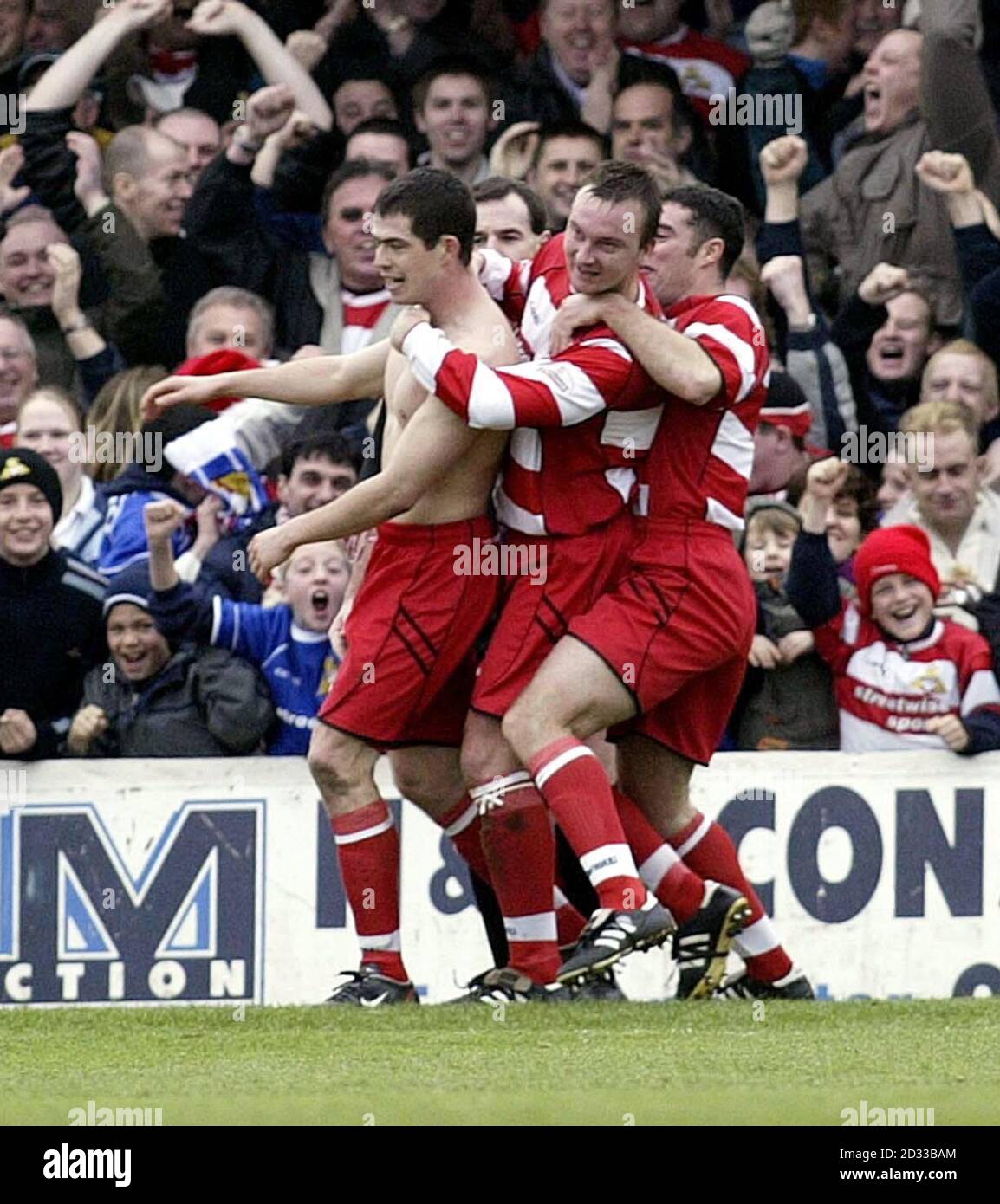 Gregg Blundell von Doncaster (links) feiert mit Teamkollegen, nachdem er das Siegtor gegen Scunthorpe während des Boxing Day-Spiels der Division Three im Bellevue Stadium, Doncaster, erzielt hat. DIESES BILD KANN NUR IM RAHMEN EINER REDAKTIONELLEN FUNKTION VERWENDET WERDEN. KEINE INOFFIZIELLE CLUB-WEBSITE. Stockfoto