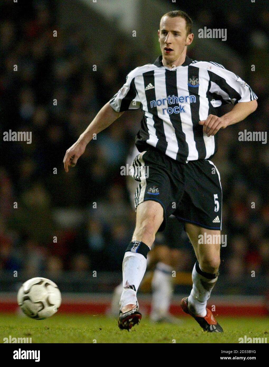 Andy O'Brien von Newcastle United in Aktion gegen Manchester United während ihres Barclaycard Premiership-Spiels in Old Trafford, Manchester. DIESES BILD KANN NUR IM RAHMEN EINER REDAKTIONELLEN FUNKTION VERWENDET WERDEN. KEINE WEBSITE-/INTERNETNUTZUNG, ES SEI DENN, DIE WEBSITE IST BEI DER FOOTBALL ASSOCIATION PREMIER LEAGUE REGISTRIERT. Stockfoto