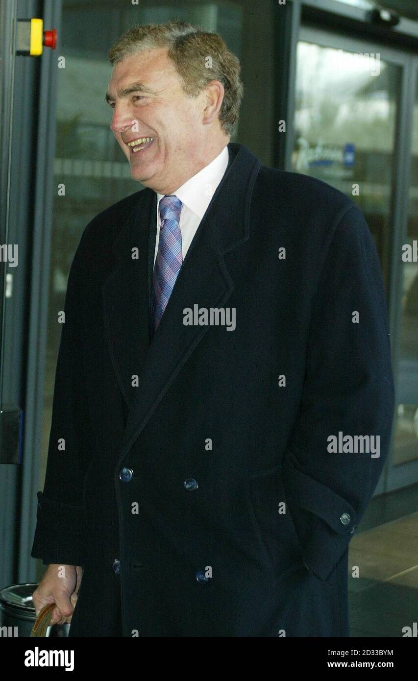 Der englische Frank Lampard kühlt sich während einer Trainingseinheit in London Colney, Hertfordshire, am Dienstag, den 30. August 2005, mit Wasser ab. England spielt Wales in einer WM-Qualifikation am Samstag im Millennium Stadium. DRÜCKEN SIE VERBANDSFOTO. Der Bildnachweis sollte lauten: Sean Dempsey/PA Stockfoto