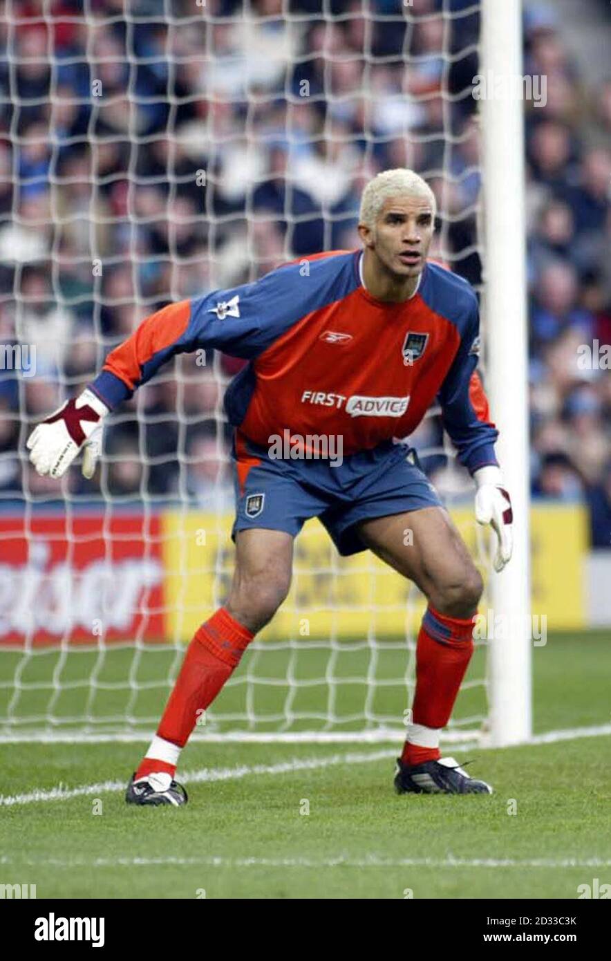 Manchester Citys neuer Golakeeper David James während des FA Barclaycard Premiership Matches gegen Blackburn Rovers im City of Manchester Stadium. DIESES BILD KANN NUR IM RAHMEN EINER REDAKTIONELLEN FUNKTION VERWENDET WERDEN. KEINE WEBSITE-/INTERNETNUTZUNG, ES SEI DENN, DIE WEBSITE IST BEI DER FOOTBALL ASSOCIATION PREMIER LEAGUE REGISTRIERT. Stockfoto