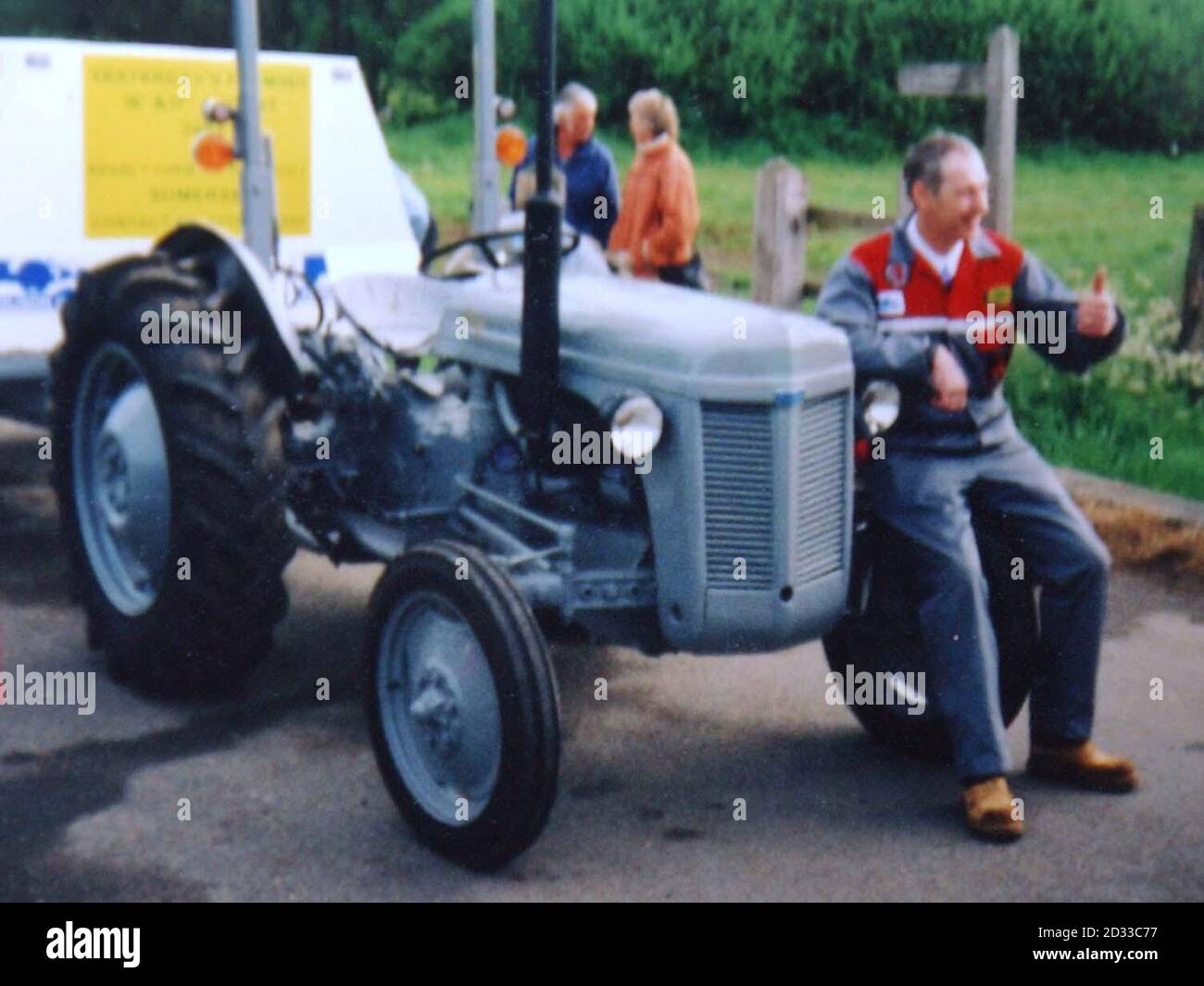 Bild vom 21. Januar 2004 von Terry Williams mit seinem Harry Ferguson TEF20 Traktor 1953, den er nächstes Jahr um die Welt fahren will. Hofft, seinen 1953 Harry Ferguson TEF20 Traktor ab Mai 2005 rund um den Globus zu fahren und erwartet, dass die Reise mit zwei anderen Enthusiasten zwei Jahre dauern wird. Stockfoto