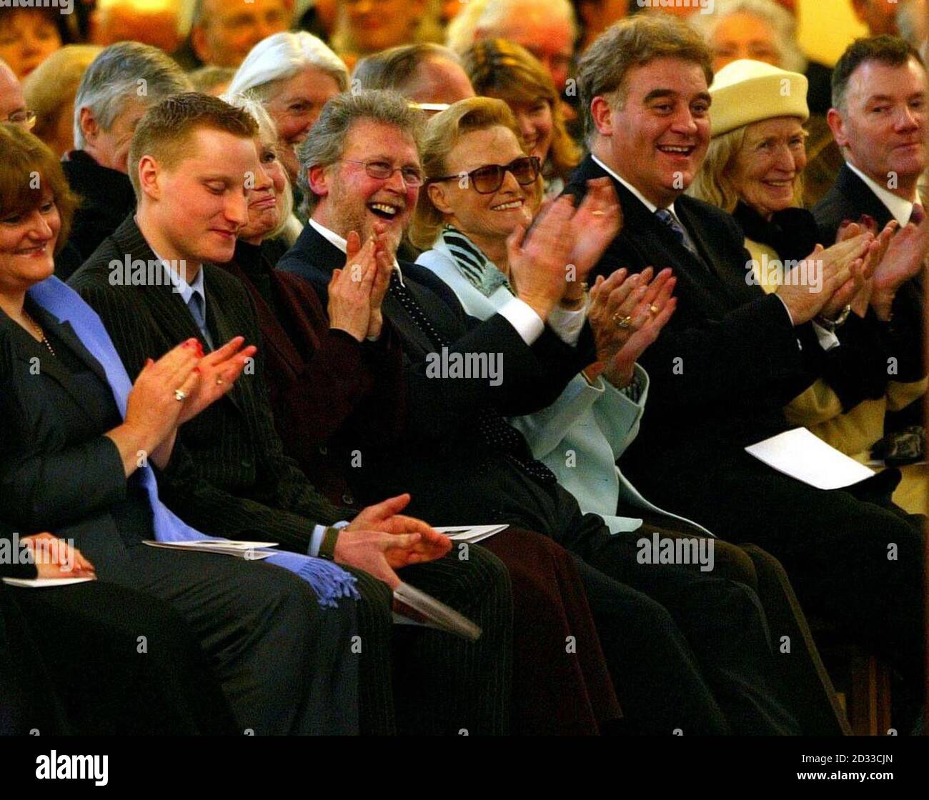 Kate (Mitte rechts) Ehefrau des schottischen Komikers Rikki Fulton und Schauspieler/Komiker Tony Roper (Mitte links) bei Freunden und Familie während des Trauerdienstes im Clydebank Crematorium, Glasgow, Schottland. Der 79-jährige Fulton hat am vergangenen Dienstag in einem Pflegeheim in Glasgow seinen Kampf gegen die Alzheimer-Krankheit verloren. Stockfoto
