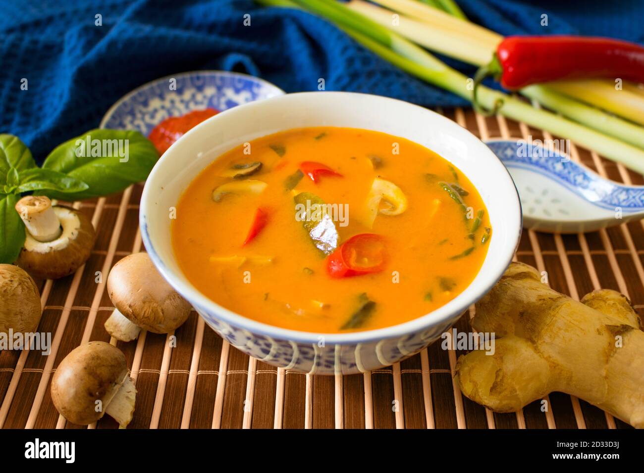 Food-Fotografie eines veganen Meergemüses tom Yum Thai Suppe Stockfoto