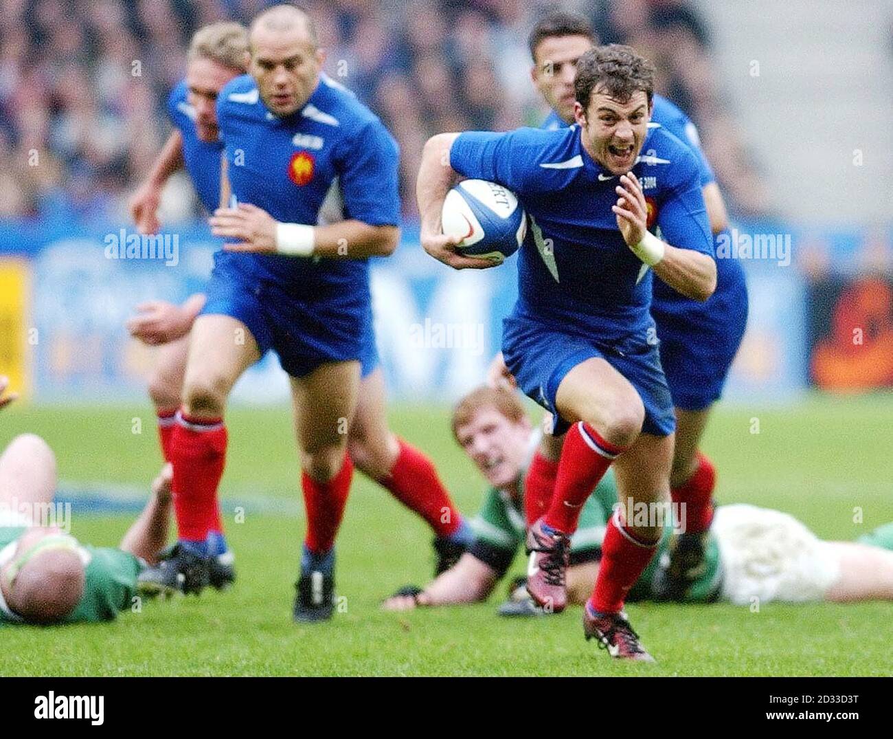 Frankreichs Jean-Baptiste Elisalde (rechts) läuft weg, um einen Versuch gegen Irland während des RBS 6 Nations Clash im Stade de France, Paris, Samstag, 14. Februar 2004. PA Foto: Sean Dempsey. Stockfoto