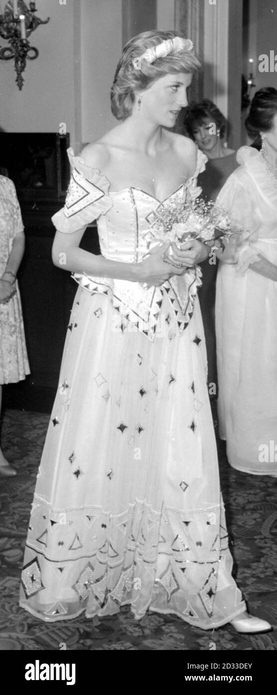 Prinzessin Diana, in einem Off-the-Schulter-Abendkleid, kommt im Royal Opera House, London, für die Royal Charity Premiere von "Ivan der schreckliche" durch das Bolschoi Ballet. Stockfoto