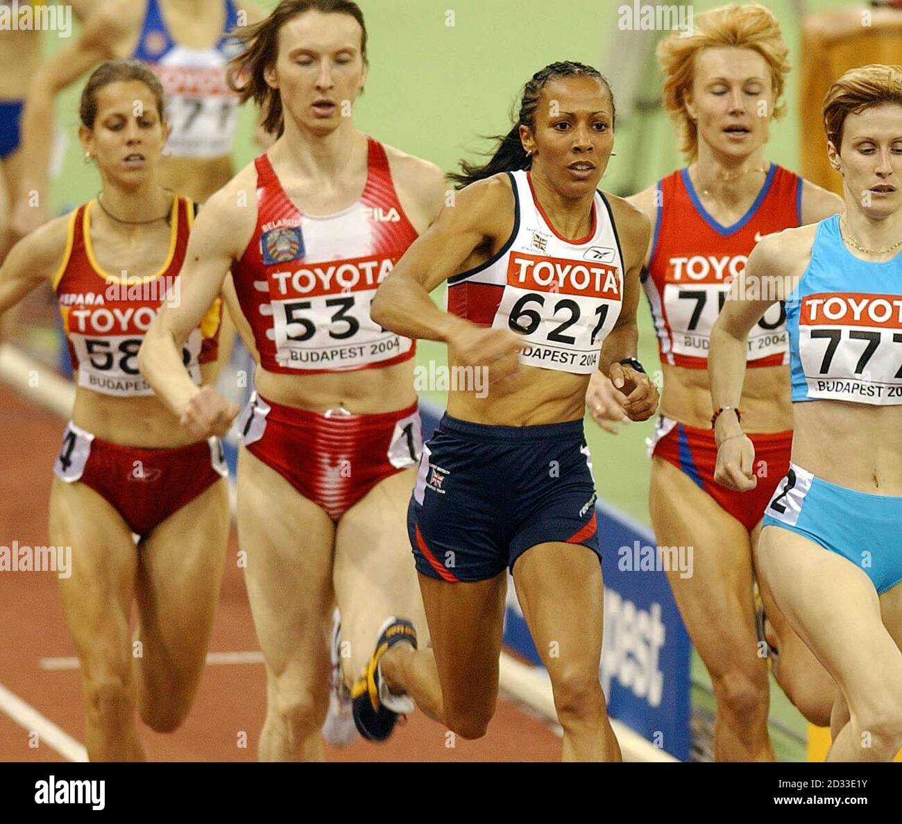Die Britin Kelly Holmes (Nr. 621) ist mit diesem Lauf im Halbfinale auf dem Weg zu einem Platz im 1500-m-Finale der Leichtathletik-Weltmeisterschaft. Stockfoto