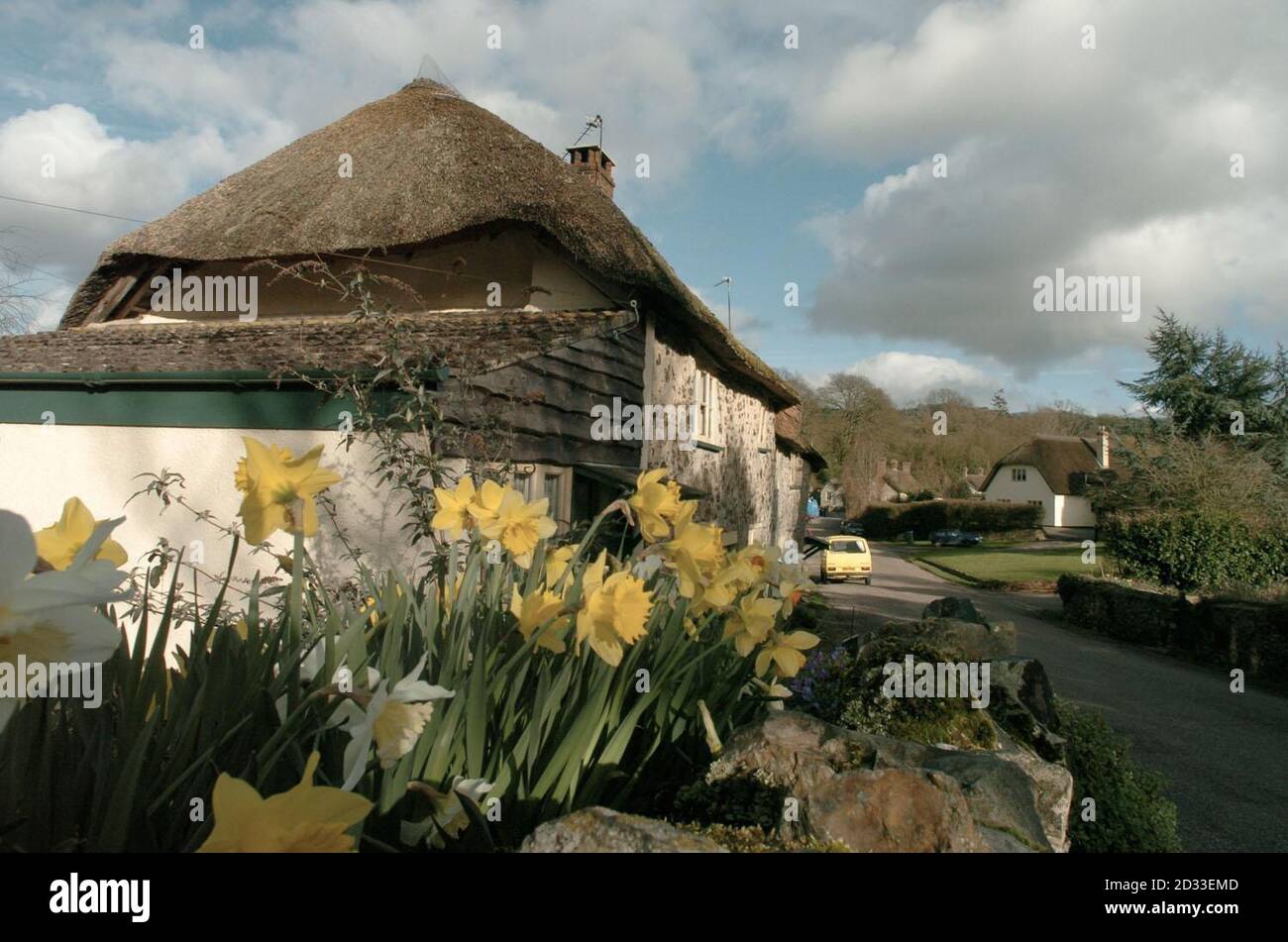 Gittisham, East Devon. Ein Grundbesitzer, der 27 gemietete Immobilien in einem Postkartendorf verkauft, wurde heute von den Mietern beschuldigt, ihnen die Möglichkeit zu verweigern, mit ihm über den Umzug zu sprechen, der die Gemeinde verblüfft hat. Richard Markers Combe Estate verkauft die Häuser im malerischen Dorf Gittisham, östlich von Devon. Agenten für den 55-jährigen, in Kanada geborenen Herrn Marker, der das 3,500 Hektar große Anwesen geerbt hat, als er 21 war, übergaben am Mittwoch Briefe an die Mieter und gaben ihnen Bescheid. Hl190304 Stockfoto