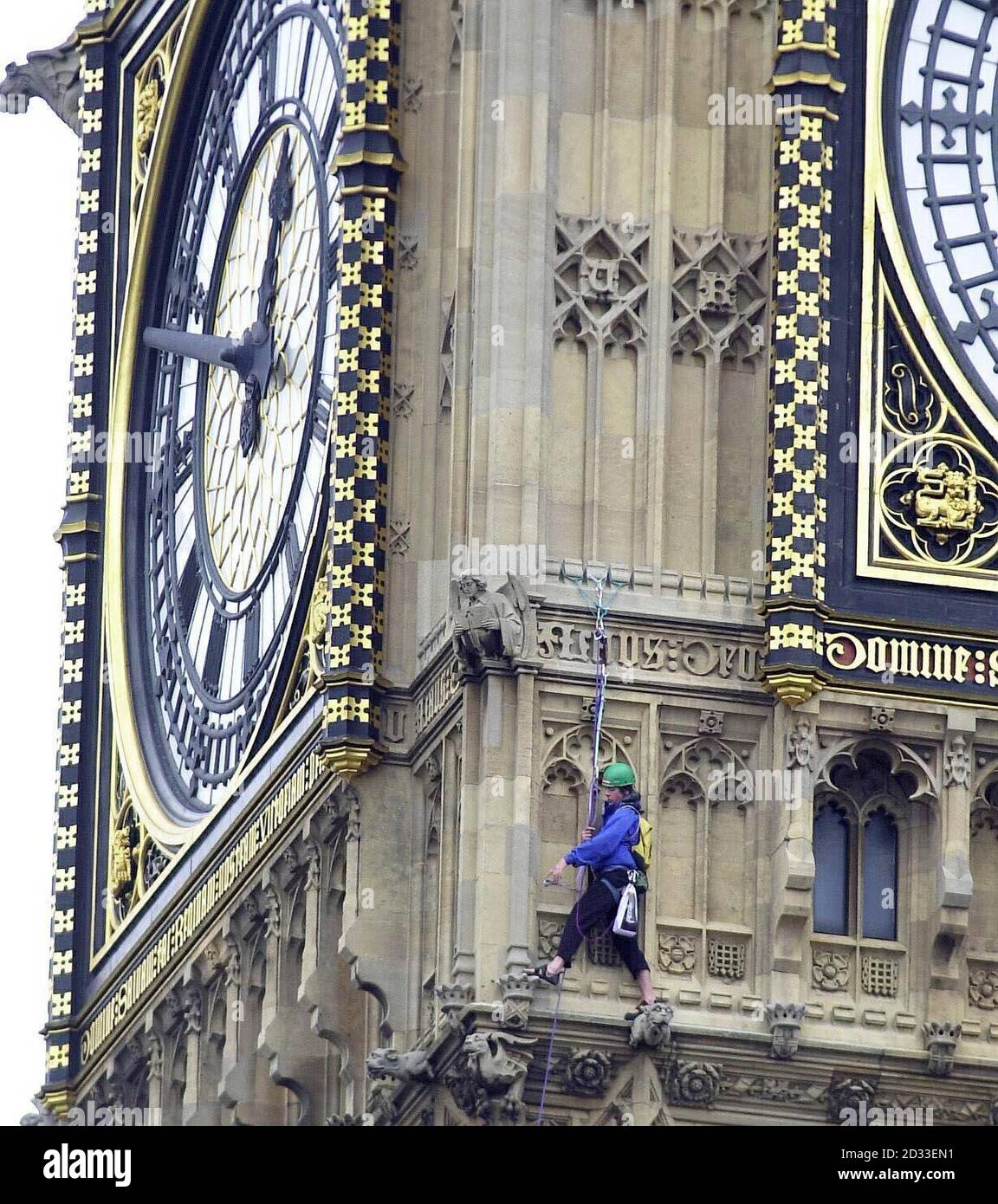 Zwei Greenpeace-Bergsteiger erklimmen den St. Stephen's Tower am Houses of Parliament. Stockfoto