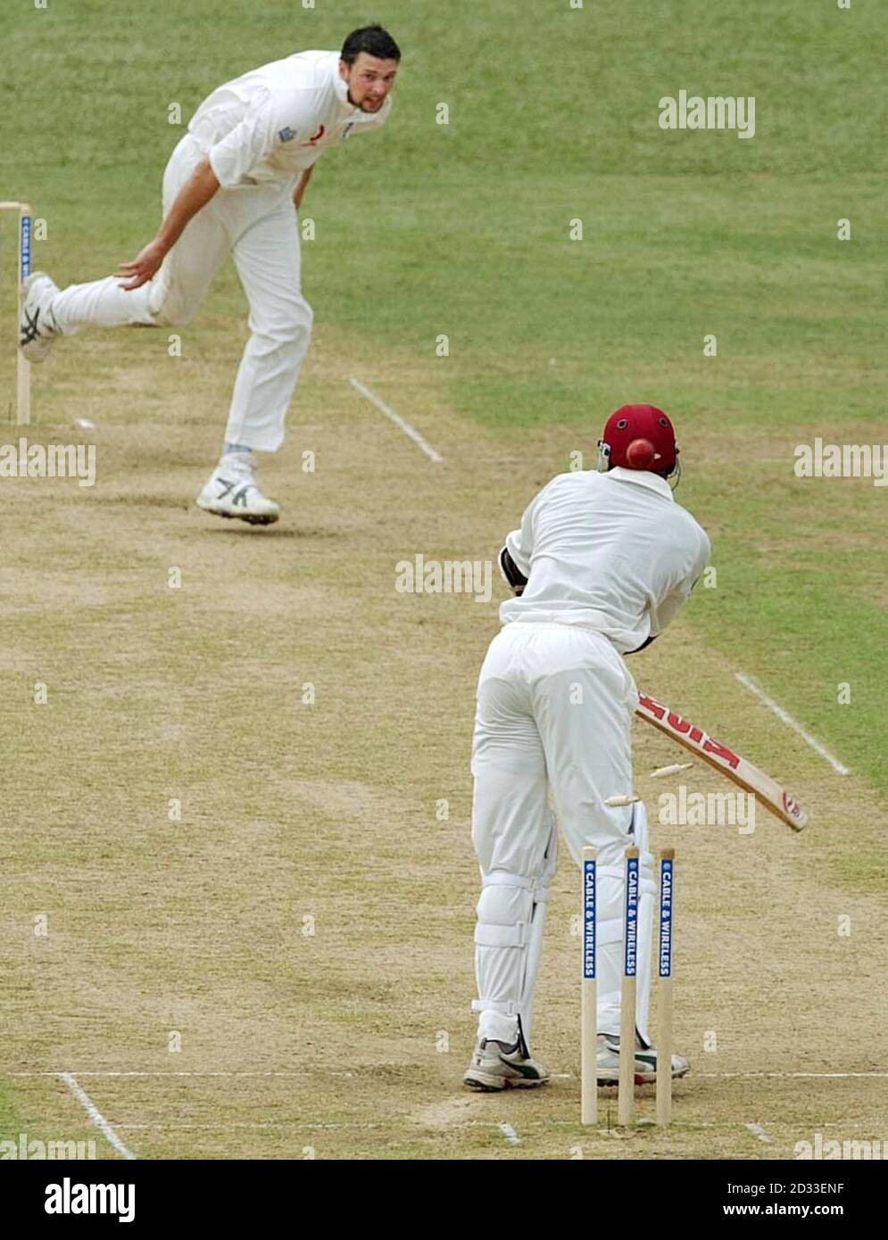 Englands Stephen Harmiso (TOP) schmeißeln den westindischen Batsman Pedro Collins für 10 Läufe am zweiten Tag des zweiten Testmatches in Port of Spain. Harmion beendete die Innings mit Figuren von 6-61. Stockfoto