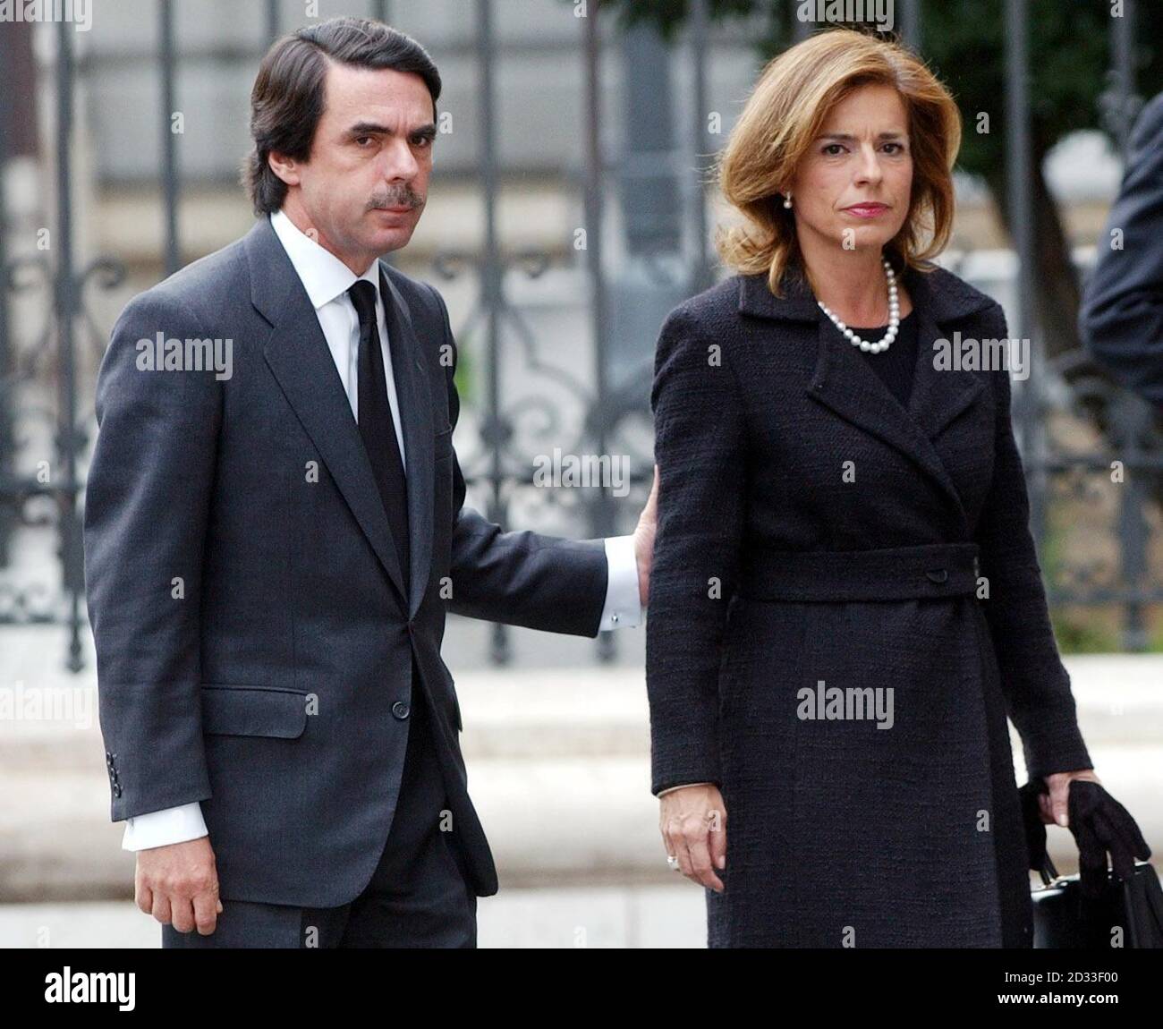 Der scheidende konservative spanische Premierminister Jose Maria Aznar und seine Frau Ana Botella, als sie am 11. März bei der Gedenkmesse in der Madrider Almudena-Kathedrale für die 190 Menschen ankommen, die bei koordinierten Bombenexplosionen an Bord von vier überfüllten S-Bahn-Zügen ums Leben gekommen sind. Stockfoto
