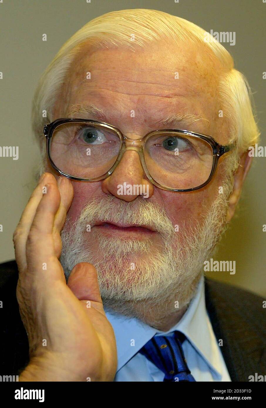 Ken Bates, ehemaliger Chairman von Chelsea, nimmt an einer Pressekonferenz im Hilton Hotel in Sheffield Teil. Bates, der Anfang dieses Monats den Premiership Club verlassen hat, hat enthüllt, dass er daran interessiert ist, mehr als 10 Millionen in Sheffield am Mittwoch zu investieren. Er sagte, er Suche nach einer weiteren Herausforderung mit dem kränkelnden Second Division Club, der erst 2000 in der Premier League war. Stockfoto