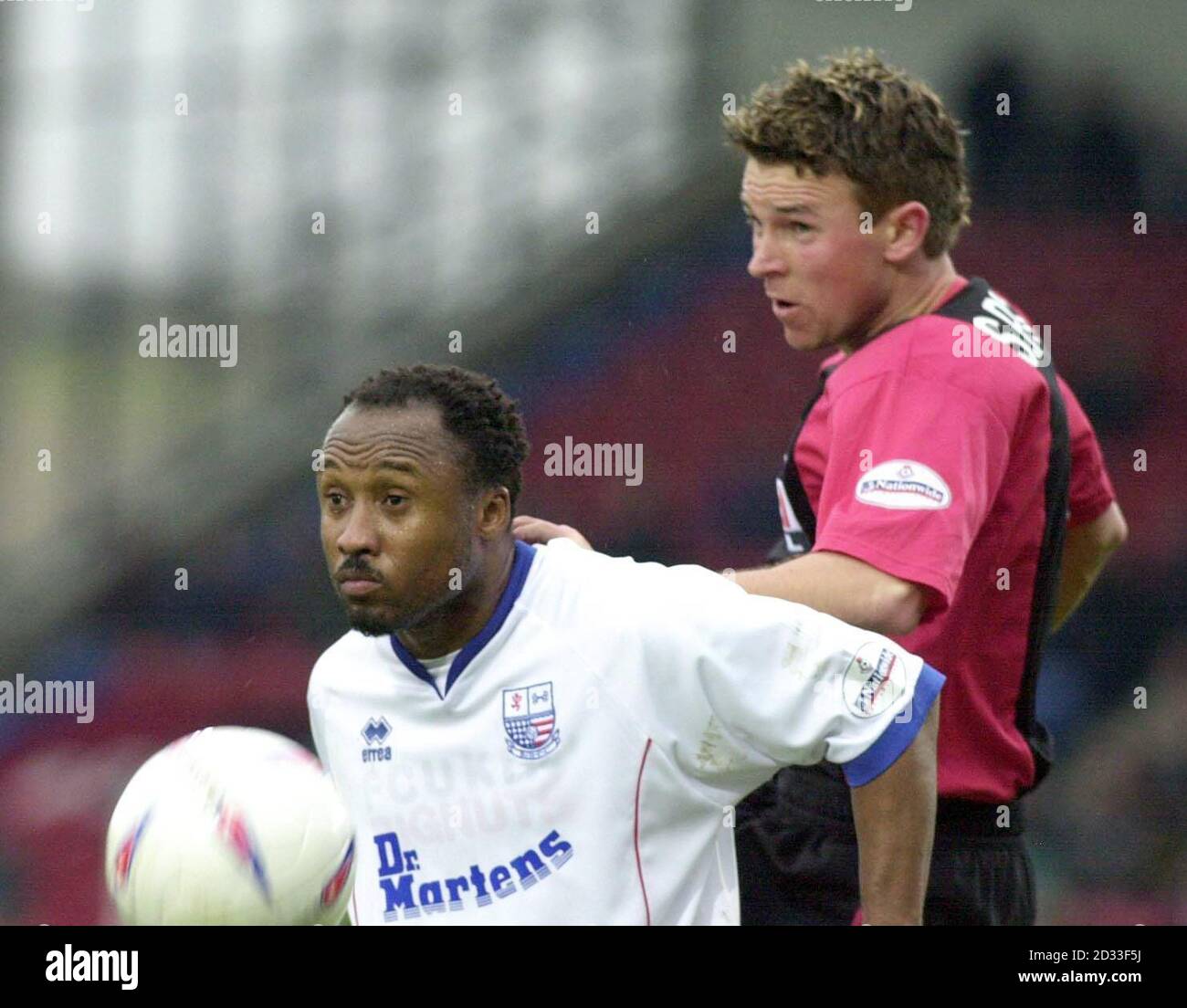 Bournemouth's Stephen Purches im Einsatz gegen Rushden & Diamonds' Rodney Jack (vorne) während des Nationwide Division Two Spiels in Nene Park, Rushden. DIESES BILD KANN NUR IM RAHMEN EINER REDAKTIONELLEN FUNKTION VERWENDET WERDEN. KEINE INOFFIZIELLE CLUB-WEBSITE. Stockfoto