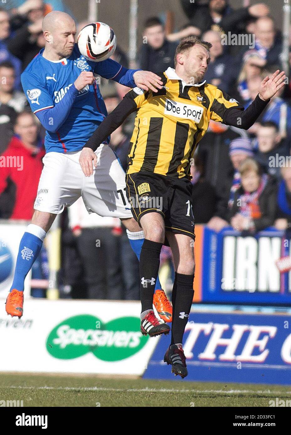 Nicky Law der Rangers und Stephen Hughes von East Fife kämpfen im Bayview Stadium, Fife, während der Scottish League One um den Ball. Stockfoto