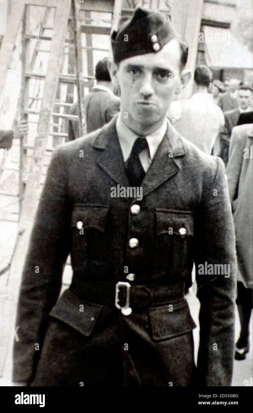 Ronald Maddison, 20, der angeblich starb, nachdem er dem tödlichen Nervengift Sarin in Porton Down nahe Salisbury ausgesetzt worden war, als er glaubte, an Experimenten teilzunehmen, um eine Heilung für die Erkältung im Mai 1953 zu finden. 23/8/04: Die Untersuchung des Todes eines Flugzeugten, der vor über 50 Jahren in einem staatlichen Forschungszentrum bei geheimen Nervengasuntersuchungen ums Leben kam, sollte wieder aufgenommen werden. Die Anhörung darüber, wie der führende Flugzeugbauer Maddison, 20, starb, nachdem er Sarin auf der Basis von Porton Down auf der Salisbury Plain, Wiltshire, ausgesetzt worden war, wird nach einer Sommerpause wieder aufgenommen. Die Jury wurde von Wiltshire veröffentlicht Stockfoto