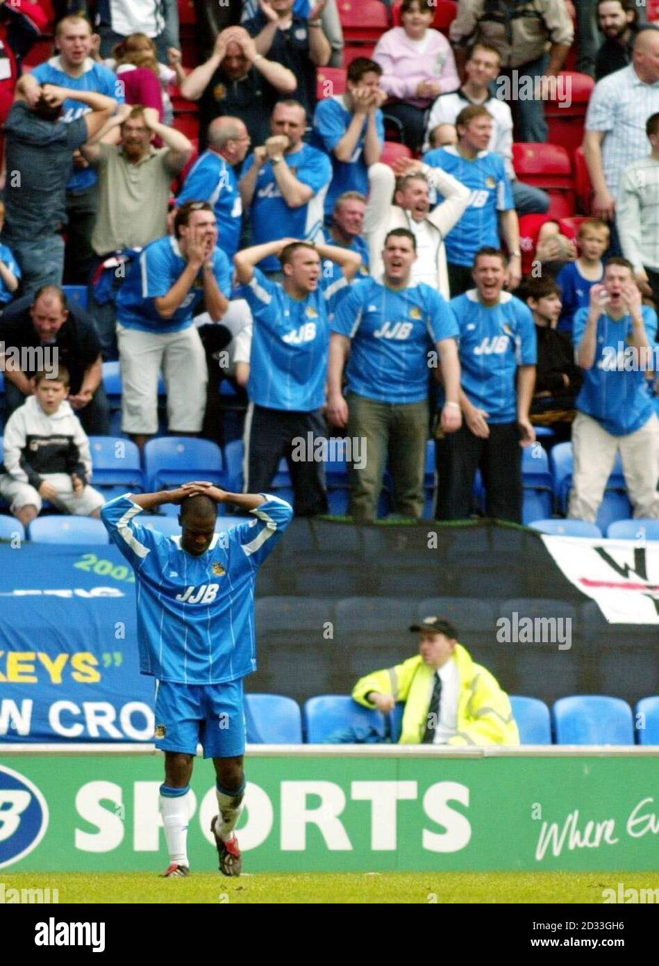 Nathan Ellington von Wigan Athletic hält sich den Kopf, nachdem er bei ihrem Nationwide Division One Match im JJB Stadium in Wigan ein offenes Tor gegen Sunderland verpasst hat. DIESES BILD KANN NUR IM RAHMEN EINER REDAKTIONELLEN FUNKTION VERWENDET WERDEN. KEINE INOFFIZIELLE CLUB-WEBSITE. Stockfoto