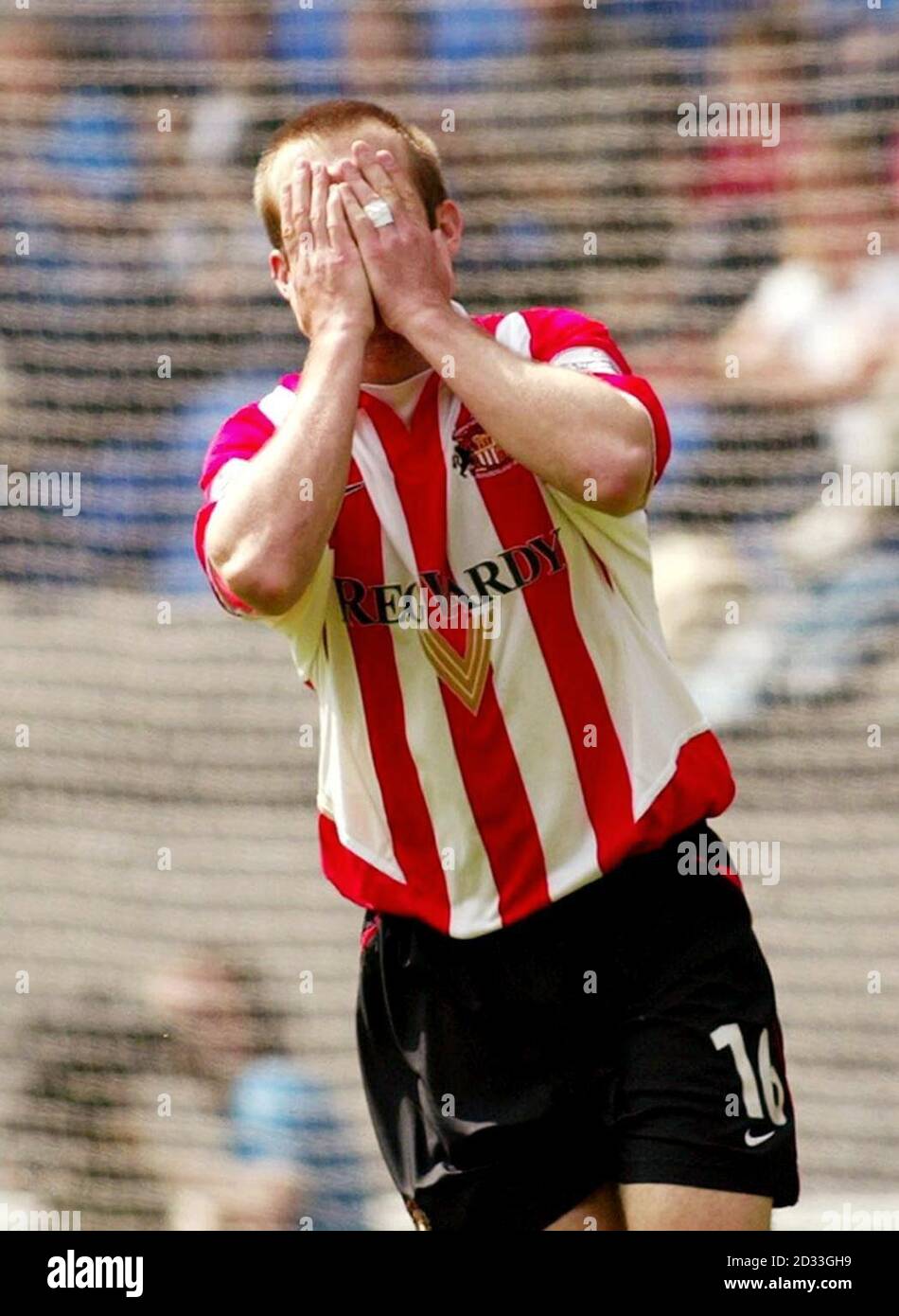Darren Williams von Sunderland hält den Kopf, nachdem er während des Nationwide Division One-Spiels im JJB-Stadion Wigan eine Chance gegen Wigan verpasst hat. DIESES BILD KANN NUR IM RAHMEN EINER REDAKTIONELLEN FUNKTION VERWENDET WERDEN. KEINE INOFFIZIELLE CLUB-WEBSITE. Stockfoto