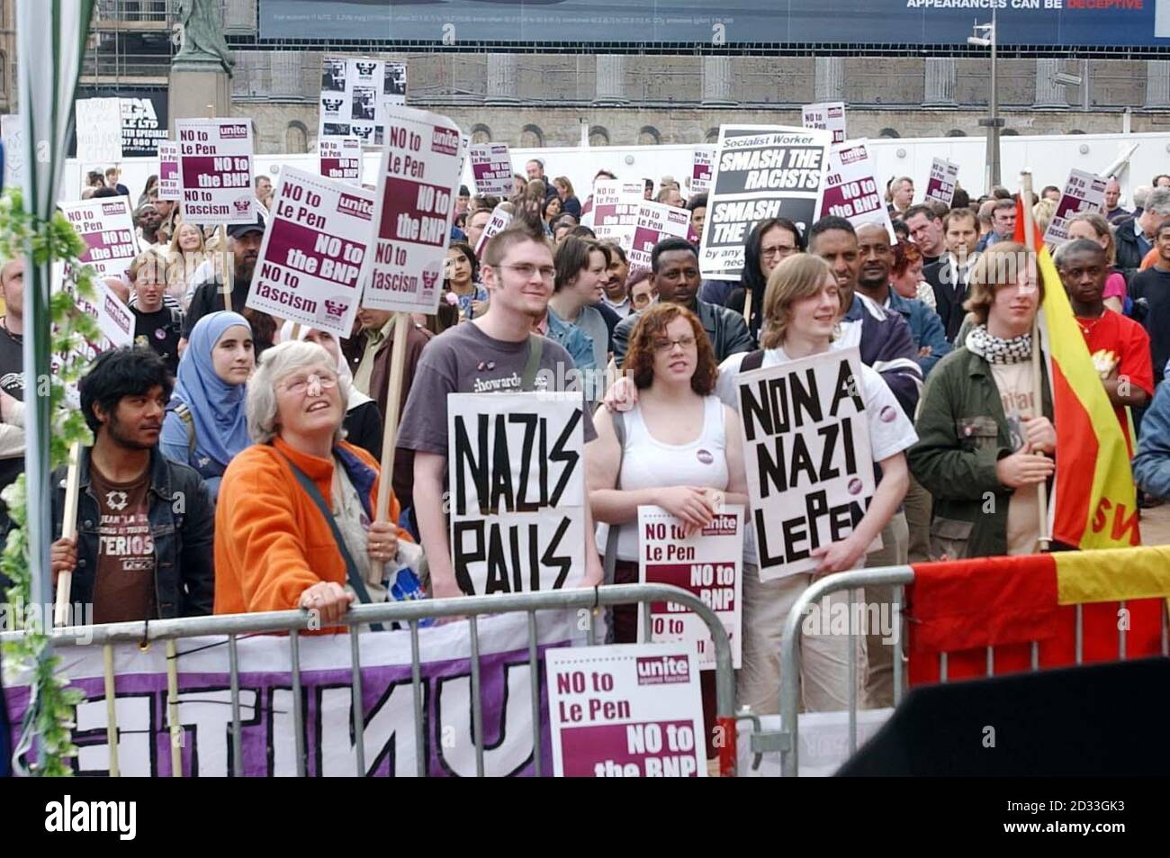 Demonstranten versammeln sich auf dem Victoria Square in Birmingham, um gegen den Besuch des französischen Rechtspolitikers Jean Marie Le Pen zu protestieren. Le Pen wurde von der British Nationalist Party eingeladen. Stockfoto