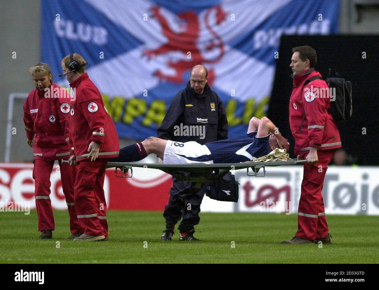 Der schottische Gary holt wird während des internationalen Fußballfreundschaftsspiels Dänemark gegen Schottland im Parkenstadion in Kopenhagen auf die Schranken gelegt. NUR FÜR REDAKTIONELLE ZWECKE Stockfoto