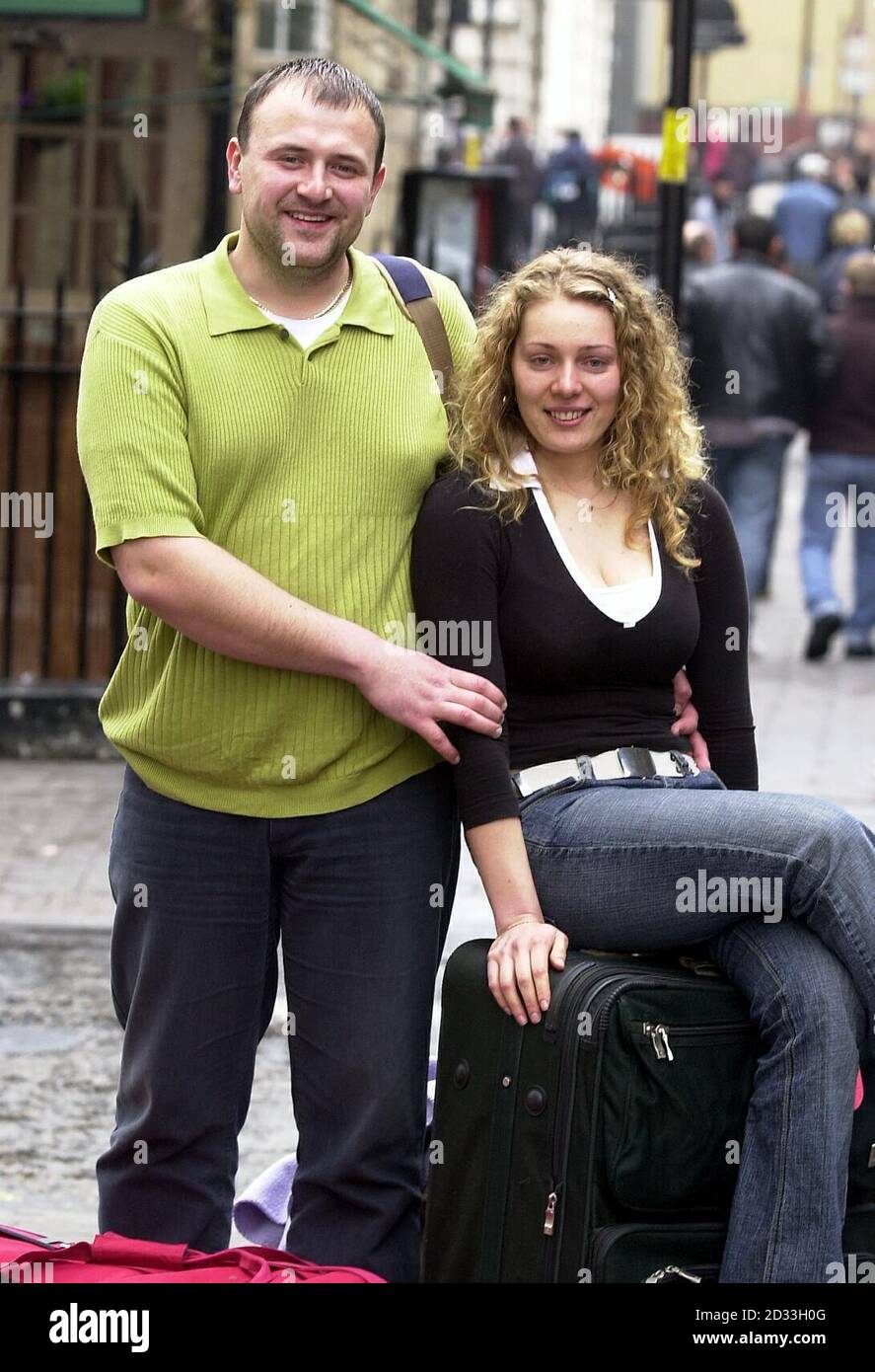 Viltz Linkevickite, 23, aus Litauen, und ihr Freund Paul Freimanas, 27, kommen am Tag des Beitags der Europäischen Union am Busbahnhof Victoria an. Wanderarbeitnehmer aus den neuen Ländern, die heute der Europäischen Union beitreten, sollen von der TUC über ihre Rechte informiert werden, wenn sie im Vereinigten Königreich Arbeit finden. Die Gewerkschaftsorganisation sagte, dass Arbeitnehmer aus den neuen EU-Ländern eine klare Beratung zu ihren Rechten und wie sie von britischen Unternehmen behandelt werden sollten benötigen. Stockfoto