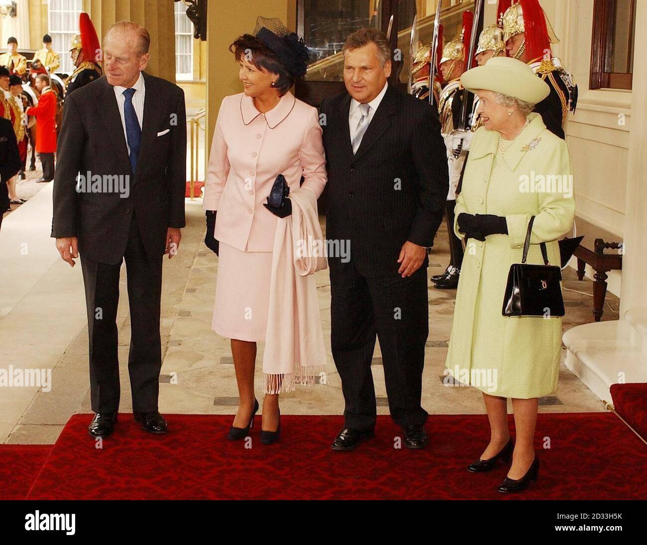 Die Königin und der Herzog von Edinburgh kommen am Buckingham Palace an, zusammen mit Polens Präsident Aleksander Kwasniewski und Madame Kwasniewski, die nur vier Tage nach dem Beitritt Polens zur Europäischen Union zu einem dreitägigen Staatsbesuch in Großbritannien eintrafen. Der Präsident, ein ehemaliger Kommunist, der einst hinter der Bar eines Londoner Pubs arbeitete und ein leidenschaftlicher Arsenal-Fan ist, wurde von der Queen auf der Londoner Horse Guards Parade begrüßt. Der Präsident wurde feierlich von der Hauskavallerie und dem 1. Bataillon Grenadier Guards begrüßt, die den Prunk gaben. Stockfoto