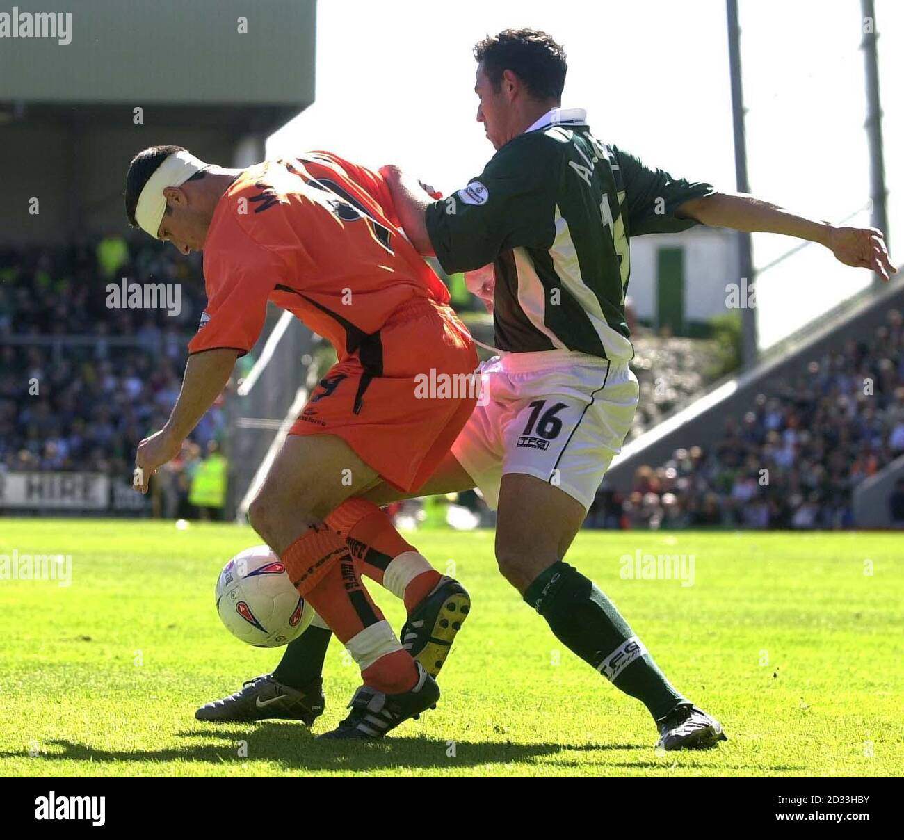 Scott McGleish (L) und Hasney AlgoFree von Plymouth kämpfen gegen sie. NUR IM RAHMEN EINER REDAKTIONELLEN FUNKTION VERWENDET WERDEN. KEINE INOFFIZIELLE CLUB-WEBSITE. Stockfoto