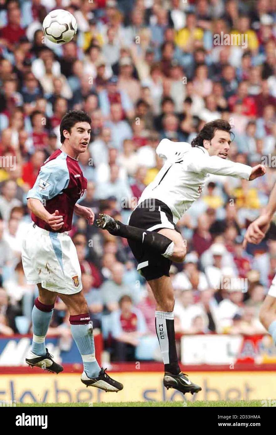 Liam Ridgewell (links) von Aston Villa in Aktion gegen Ruud Van Nistelrooy von Manchester United während ihres Barclaycard Premiership-Spiels in Villa Park, Birmingham, Samstag, 15 2004. Mai. DIESES BILD KANN NUR IM RAHMEN EINER REDAKTIONELLEN FUNKTION VERWENDET WERDEN. KEINE WEBSITE-/INTERNETNUTZUNG, ES SEI DENN, DIE WEBSITE IST BEI DER FOOTBALL ASSOCIATION PREMIER LEAGUE REGISTRIERT. Stockfoto