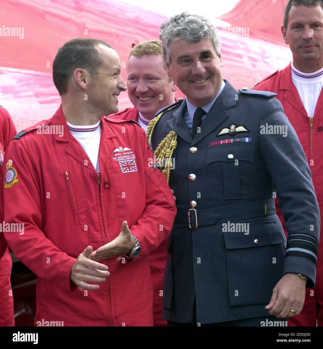 Air Vice Marshal Joe Französisch Witze mit Squadron Leader Spike Jepson, bekannt als Red 1, der Leiter der Red Arrows Display Team, bei RAF Cranwell, in Lincolnshire, als das Team für ihre 40. Display-Saison vorzubereiten. Seit der Gründung des Teams im Jahr 1965 haben die Red Arrows über 3,750 Displays in 52 Ländern geflogen. Stockfoto