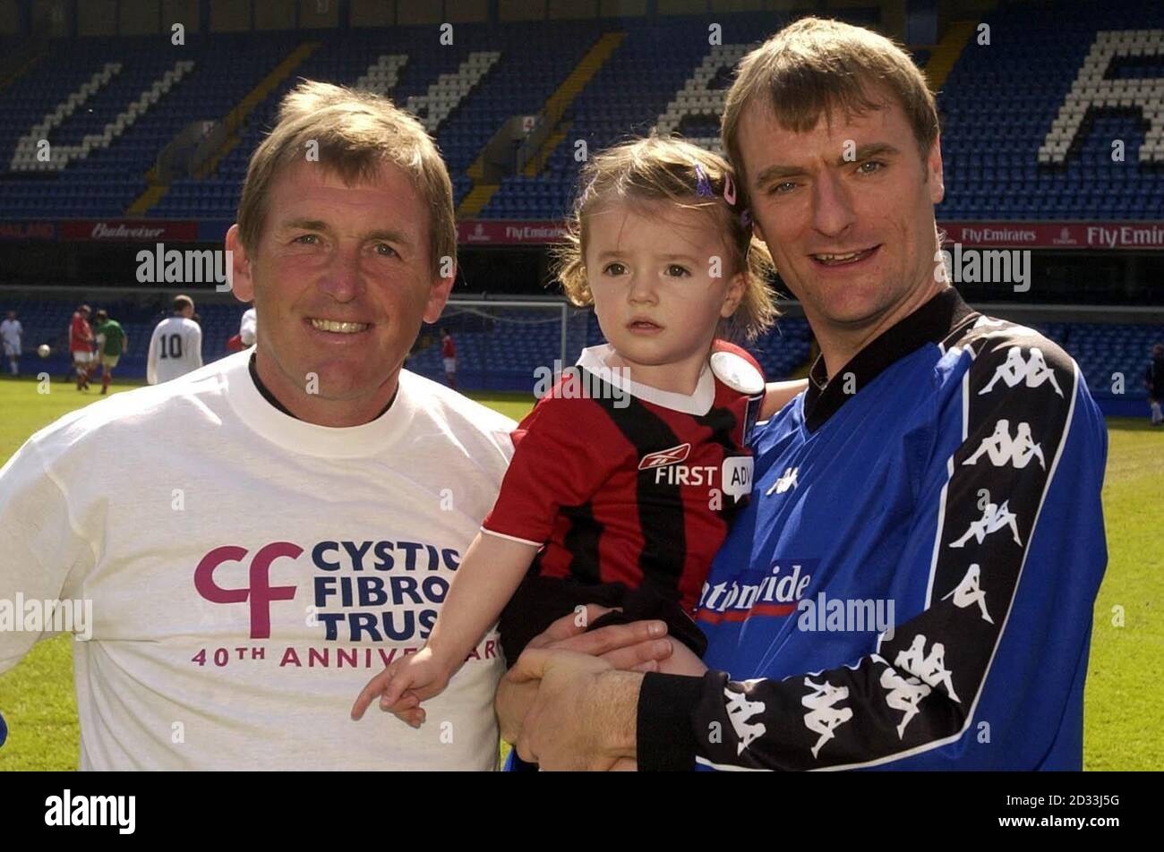 Die ehemalige Liverpooler Legende Kenny Dalglish steht mit Ed Owen und seiner zweijährigen Tochter Ella vor einem wohltätigen Fußballspiel an der Stamford Bridge in London. Owen, ein Sonderberater von Außenminister Jack Straw, organisierte ein Spiel zwischen einer parlamentarischen XI und einer Einladung XI, zu der auch die ehemaligen Fußballstars Kenny Dalglish und Peter Beardsley gehörten, um Geld für die Behandlung seiner Tochter zu sammeln, die an zystischer Fybrose leidet. Stockfoto