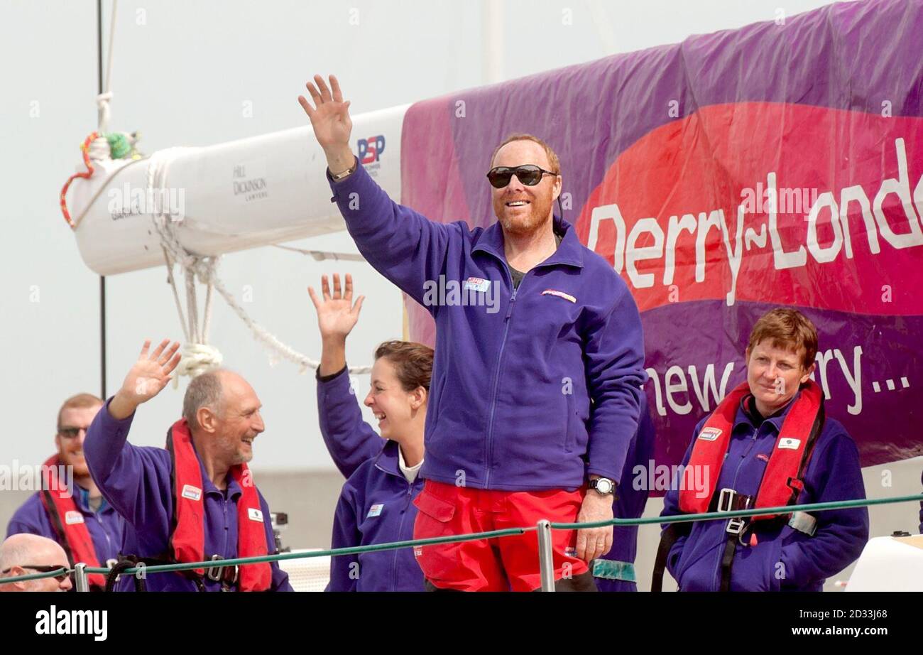 Skipper Sean McCarter winkt, als Derry-Londonderry-Doire nach dem Rennen aus China beim Clipper Round the World Yacht Race am Freitag, den 11. April 2014, in San Francisco ankommt. Der britische Seemann Andrew Taylor, ein Besatzungsmitglied, das bei rauem Wetter im Rennen 10 Leg 6 über Bord fiel, wurde nach dem Andocken in ein Krankenhaus gebracht. Stockfoto