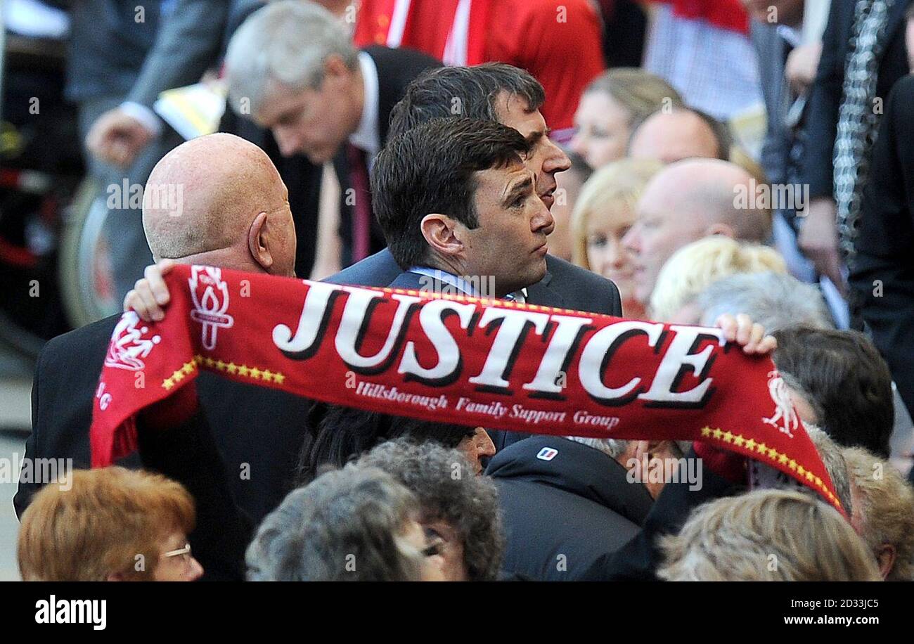 MP Andy Burnham nimmt seinen Platz nach seiner Speach, während der Hillsborough 25th Anniversary Memorial Service im Anfield Stadium, Liverpool. Stockfoto