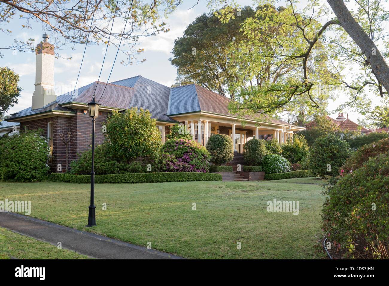 Ein großes Schieferdach California Bungalow/Colonial Revival Stil Haus mit einem weitläufigen Garten auf der Ostseite von Gordon, Sydney, Australien Stockfoto