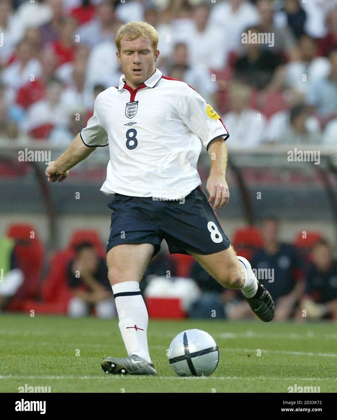 Der Engländer Paul Scholes während der Niederlage gegen Frankreich und Trainer Sven-Goran Eriksson enthüllten während einer Pressekonferenz in Lissabon, dass der Mittelfeldspieler von Manchester United wegen einer Knöchelverletzung für das Must-Win-Spiel gegen die Schweiz zweifelhaft ist. Stockfoto