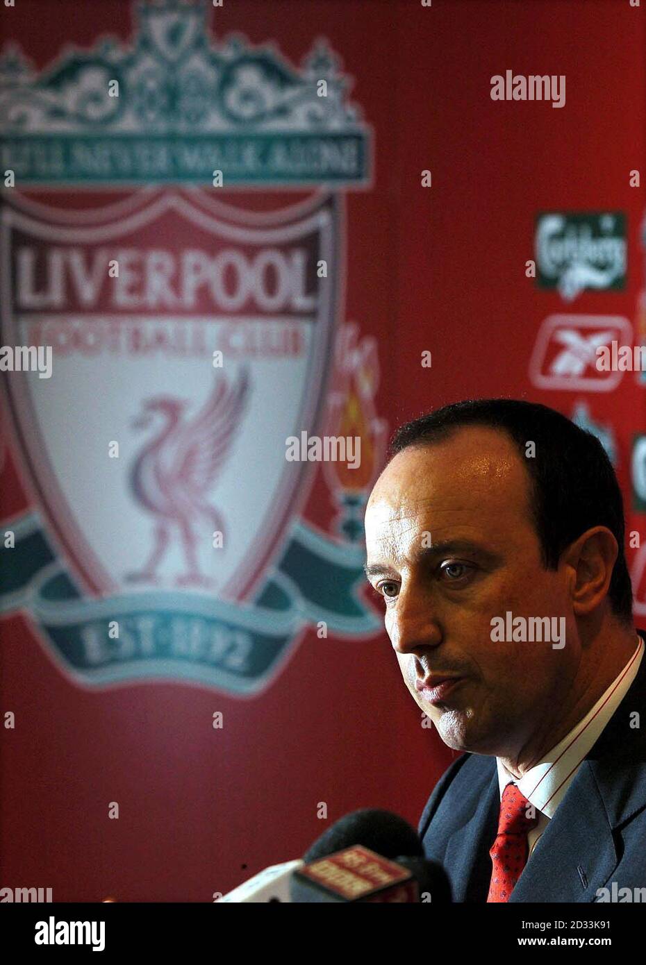 Rafael Benitez wurde zum Nachfolger von Gerard Houllier als FC-Manager von Liverpool ernannt. Der ehemalige Chef von Valencia, Benitez, schließt sich einer illustren Liste von Namen an, die für den Club Anfield verantwortlich waren, und er ist der Mann, der die Aufgabe hat, das schamhafte Schicksal der Reds wiederzubeleben. Stockfoto