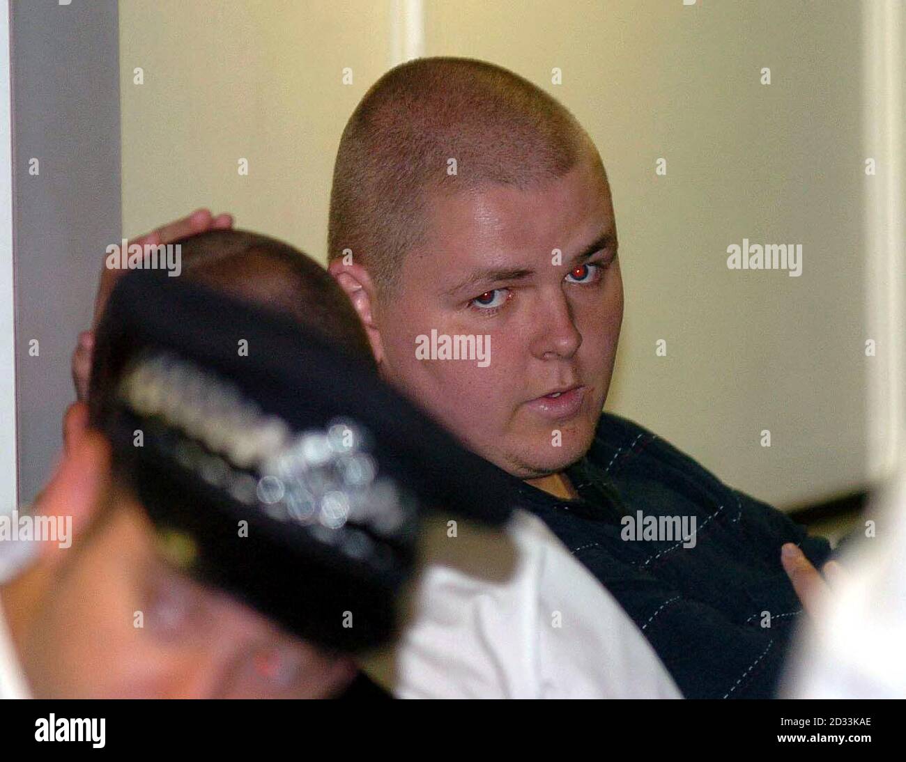 John Jackson kommt am Flughafen Heathrow an, nachdem er Portugal nach den Unruhen in Albufeira Anfang der Woche verlassen hatte. Während Tausende jubelnde Fans in Portugal 3-0 Englands Sieg über die Schweiz feierten, kamen die zehn zu einem frostigen Empfang in Heathrow an. Die Gruppe, die gestern in Albufeira vor Gericht erschien, kam mit einem TAP Air Portugal Flug von Faro um 21.20 Uhr zurück. Stockfoto