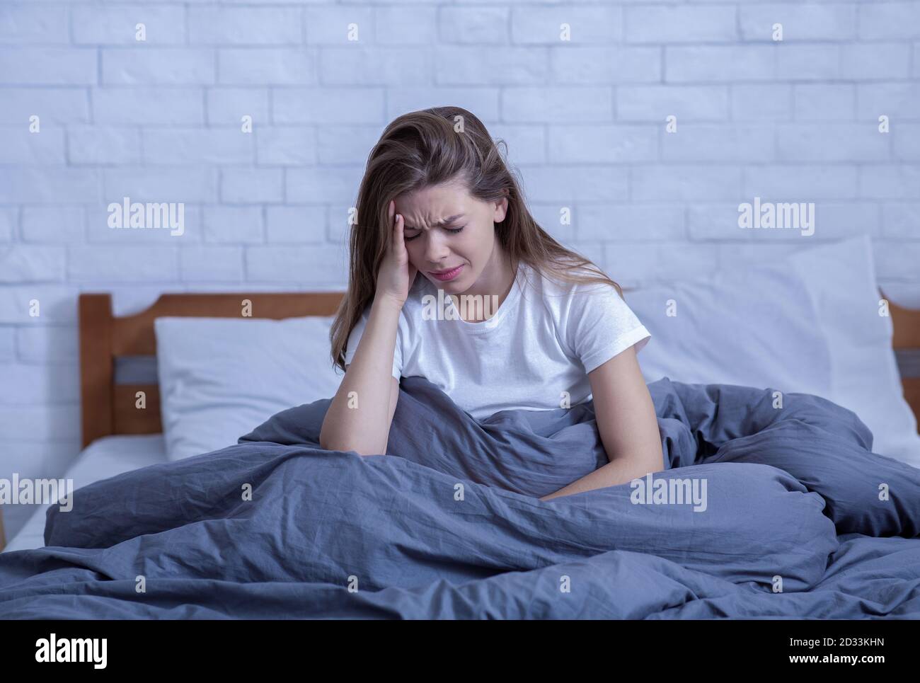 Einsame gestresste Frau mit psychischen Störungen, leiden an Depressionen oder Migräne, Schlafmangel aufgrund PTBS Stockfoto