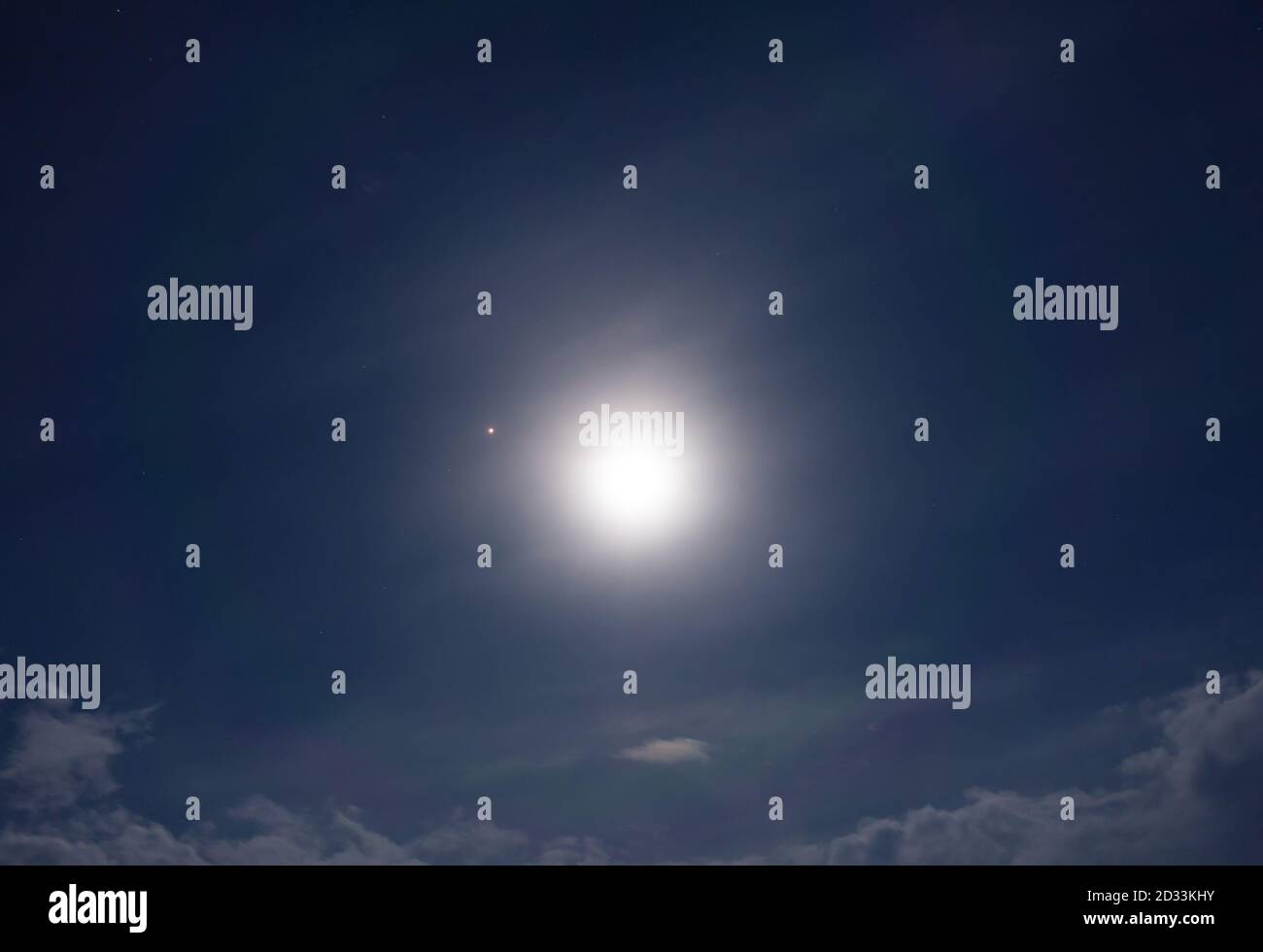 Schöner Nachthimmel, Vollmond über dem Horizont. Stockfoto