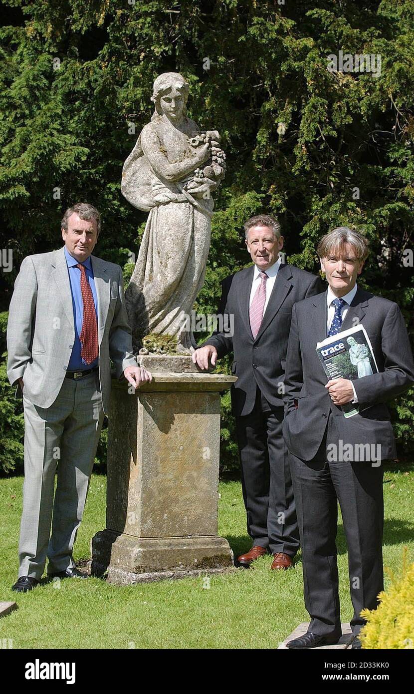 Sir Tatton Sykes (rechts) vom Sledmere House - einem der schönsten Herrenhäuser von East Yorkshire - mit der halbtonnenschweren Steinstatue einer griechischen Göttin, die in sein Haus zurückgebracht wurde, Nachdem sie von den antiken Bergedetektiven James Hill (Mitte) und Tony Russell nach Chicago zurückverfolgt worden war, stand die Statue über 100 Jahre auf dem Gelände, bevor sie im Dezember 2000 gestohlen wurde. Stockfoto