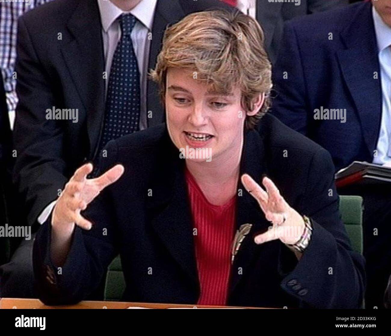 Ruth Kelly MP, Finanzsekretärin des Finanzministeriums, gibt dem Fiskus-Auswahlausschuss des Unterhauses, der sich um die Wiederherstellung des Vertrauens in langfristige Ersparnisse befragt, Beweise. Stockfoto