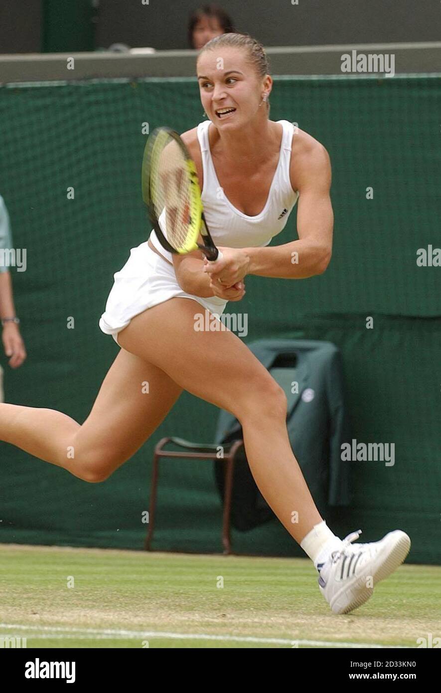 Karolina Sprem aus Kroatien im Einsatz gegen Lindsay Davenport aus den USA in der vierten Runde des Ladies Single Turniers der Lawn Tennis Championships in Wimbledon, London. Sprem hat vor diesem Spiel drei Samen ausgeschlagen, aber in geraden Sätzen an den Ex-Champion 6:2/6:2 verloren. NUR FÜR REDAKTIONELLE ZWECKE, KEINE VERWENDUNG VON MOBILTELEFONEN. Stockfoto