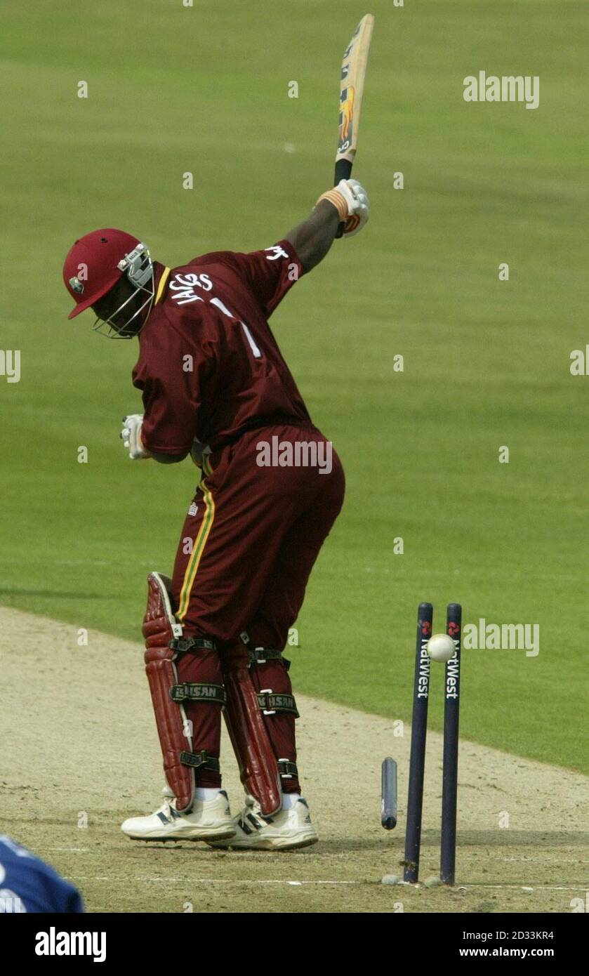 West Indies Batsman Ridley Jacobs blickt zurück, um zu sehen, wie sein Stumpf beim Bowling von Englands James Anderson während des NatWest-Serienmatches in Headingley zusammentaumelt. Stockfoto