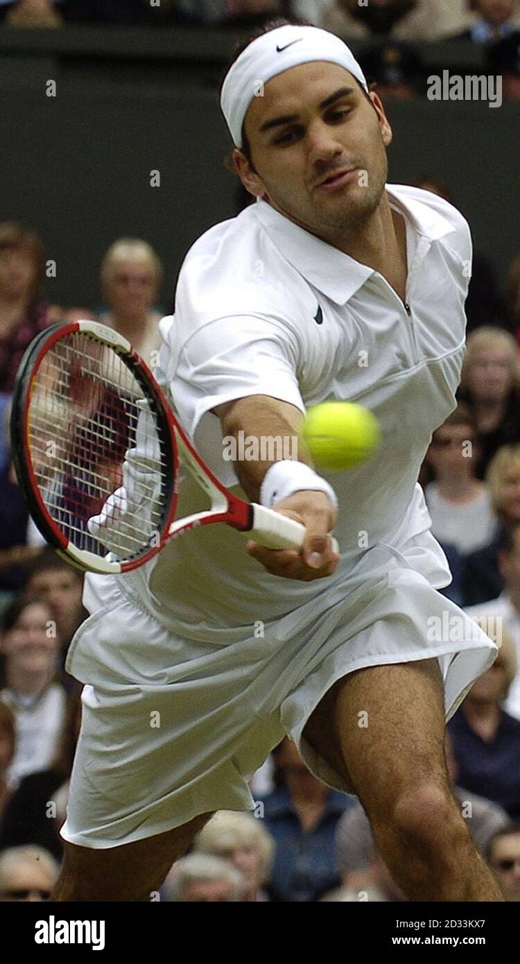 Roger Federer aus der Schweiz im Einsatz gegen Andy Roddick aus den USA im Finale des Männer-Singles-Turniers bei den Lawn Tennis Championships in Wimbledon, London. NUR FÜR REDAKTIONELLE ZWECKE, KEINE VERWENDUNG VON MOBILTELEFONEN. Stockfoto