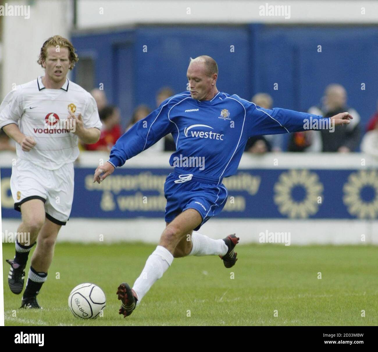 Der ehemalige England-Nationalspieler Paul Gascoigne wird im Vorsaison-Freundschaftsspiel in Stainton Park, Radcliffe, Manchester, für das Unibond-Ligenteam Radcliffe Borough eingesetzt. DIESES BILD KANN NUR IM RAHMEN EINER REDAKTIONELLEN FUNKTION VERWENDET WERDEN. KEINE WEBSITE-/INTERNETNUTZUNG, ES SEI DENN, DIE WEBSITE IST BEI DER FOOTBALL ASSOCIATION PREMIER LEAGUE REGISTRIERT. Stockfoto