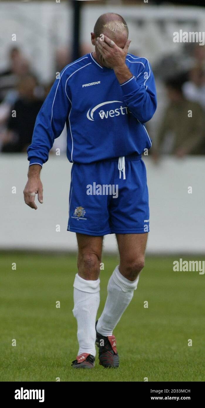 Der ehemalige England-Nationalspieler Paul Gascoigne wird im Vorsaison-Freundschaftsspiel in Stainton Park, Radcliffe, Manchester, für das Unibond-Ligenteam Radcliffe Borough eingesetzt. Stockfoto