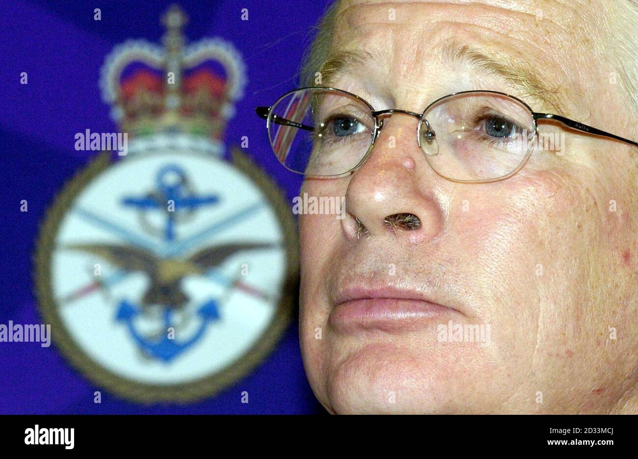 LT. General Sir Alistair Irwin, Adjutant General und Oberst Gebot, die Scottish Division, gibt nach der Ankündigung der Regierung über geplante Änderungen der Streitkräfte in Glasgow eine Pressekonferenz. Stockfoto