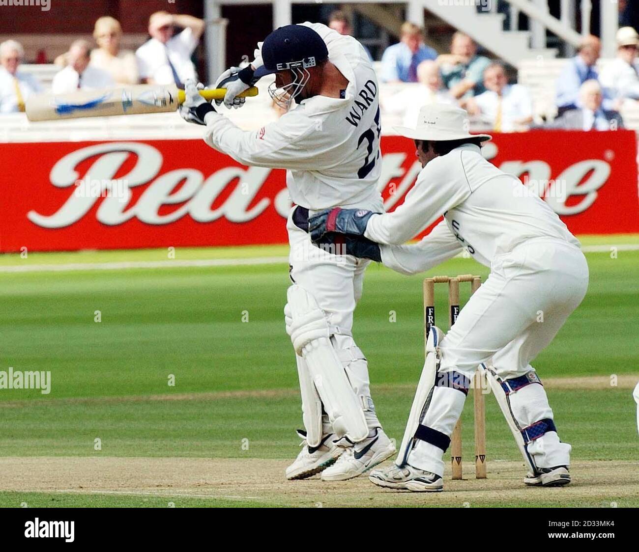 Sussex schlägt den Sussex-Schläger Ian ward trifft den Middlesex-Bowler Paul Weekes mit Middlesex Wicketkeeper Ben Scott, der während des Frizzell County-Meisterschaftsspiel zwischen Middlesex und Sussex at Lords aufschaut. Stockfoto