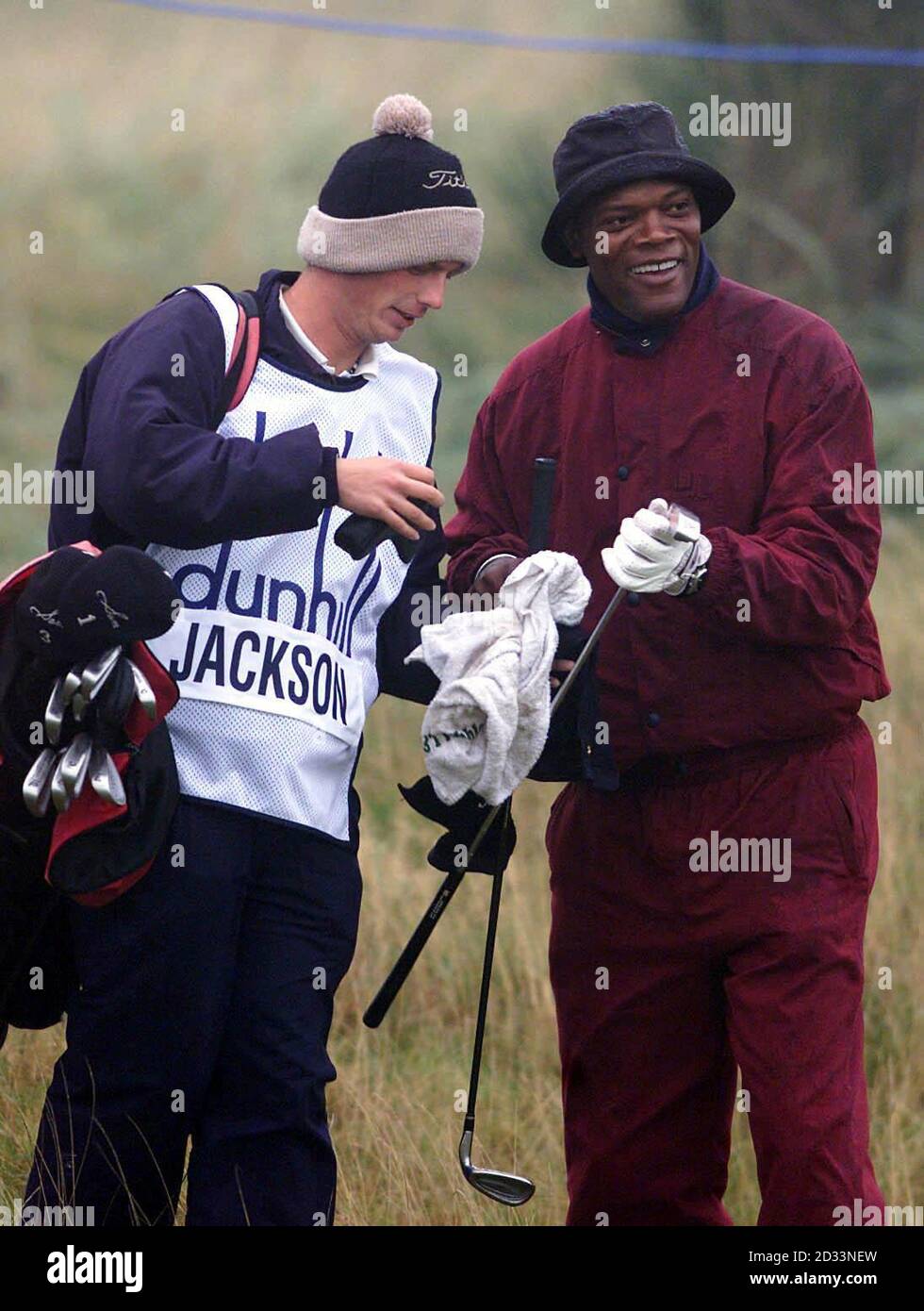 Der amerikanische Filmschauspieler Samuel L Jackson teilt einen Witz mit seinem Caddy bei den Dunhill Links Championships in Carnoustie, Schottland. lwpp Stockfoto