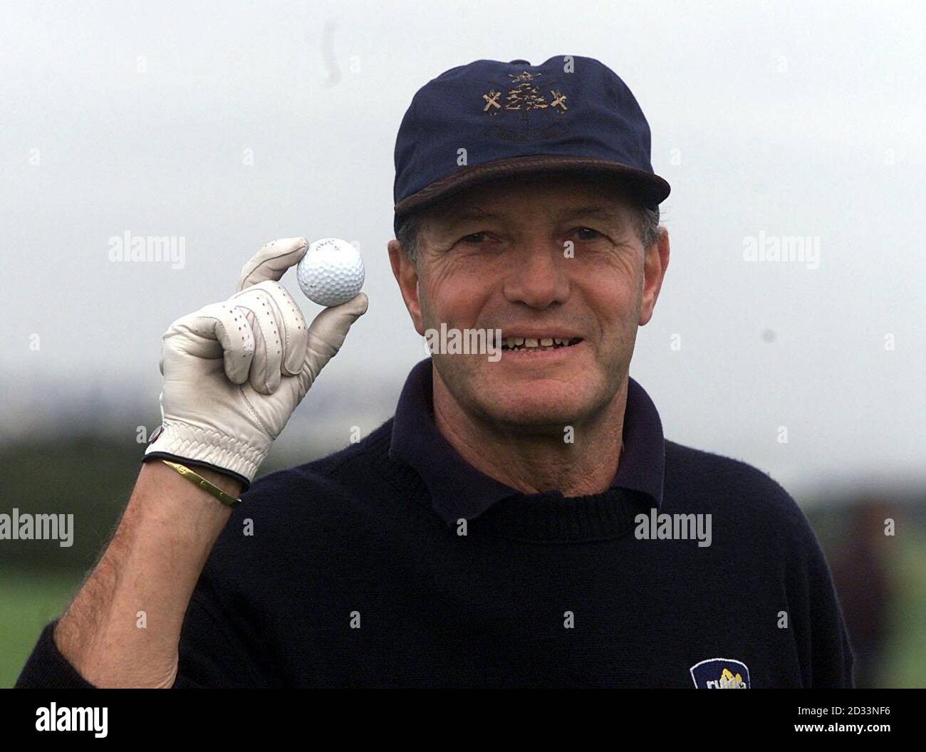 Tom Okker mit seinem Ball, nachdem er am 13. Bei den Dunhill Links Championships in Carnoustie, Schottland, ein Hole-in-One getroffen hatte. Stockfoto