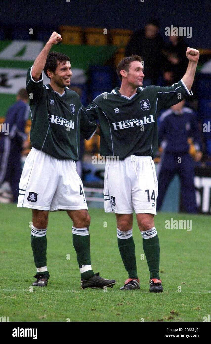 Plymouths David Friio und Lee Hodges feiern im Nationwide Division Three Spiel zwischen Mansfield Town und Plymouth Argyle in Field Mill, Mansfield, ihren drei-Tore-Sieg über Mansfield. DIESES BILD KANN NUR IM RAHMEN EINER REDAKTIONELLEN FUNKTION VERWENDET WERDEN. KEINE INOFFIZIELLE CLUB-WEBSITE Stockfoto