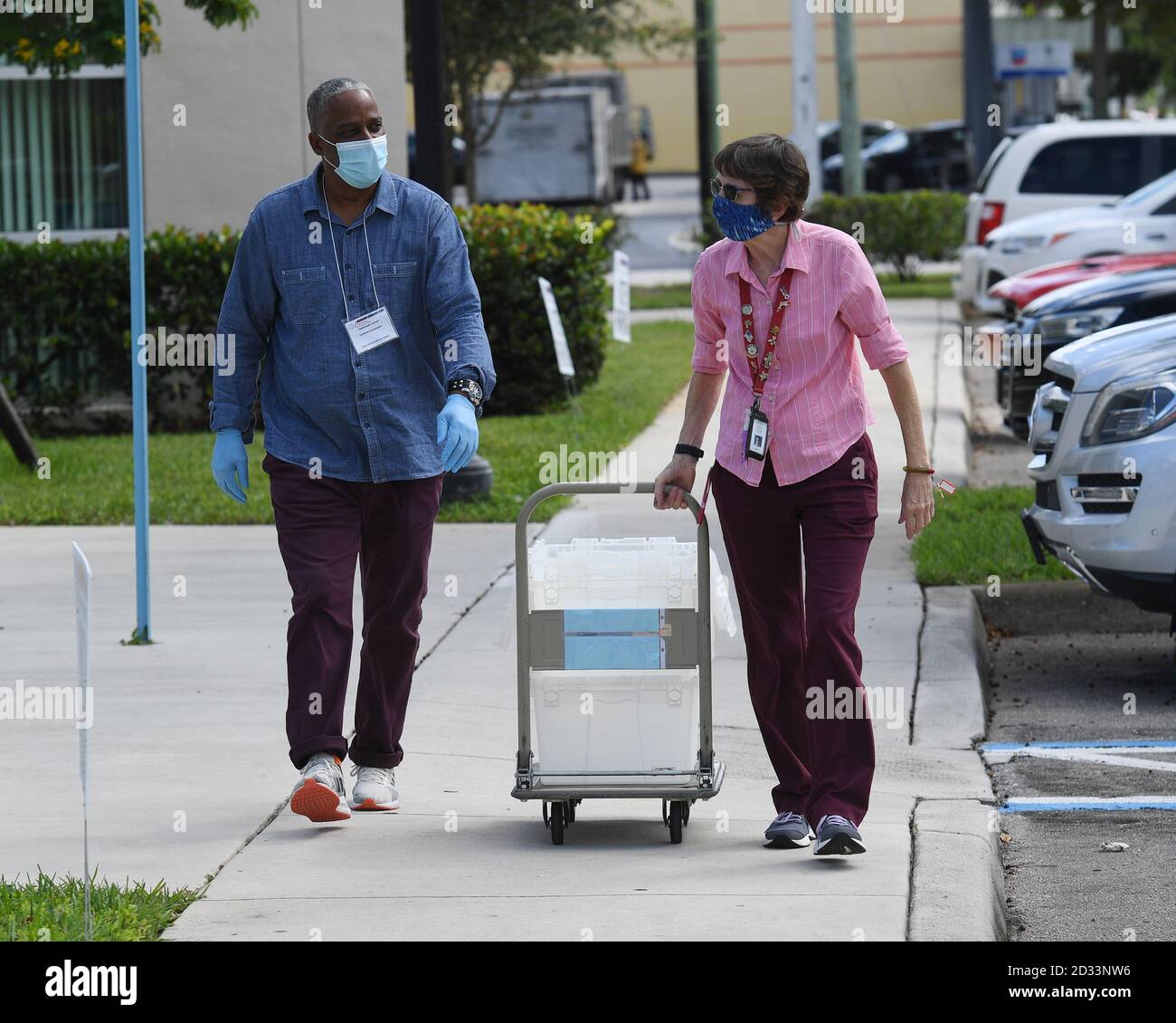 Palm Beach, FL, USA. Oktober 2020. Die Wahlhelfer sahen, dass die Wahlurne beim Wahlleiter während der Präsidentschaftswahl 2020 am 6. Oktober 2020 in Palm Beach, Florida, geleert wurde. Quelle: Mpi04/Media Punch/Alamy Live News Stockfoto